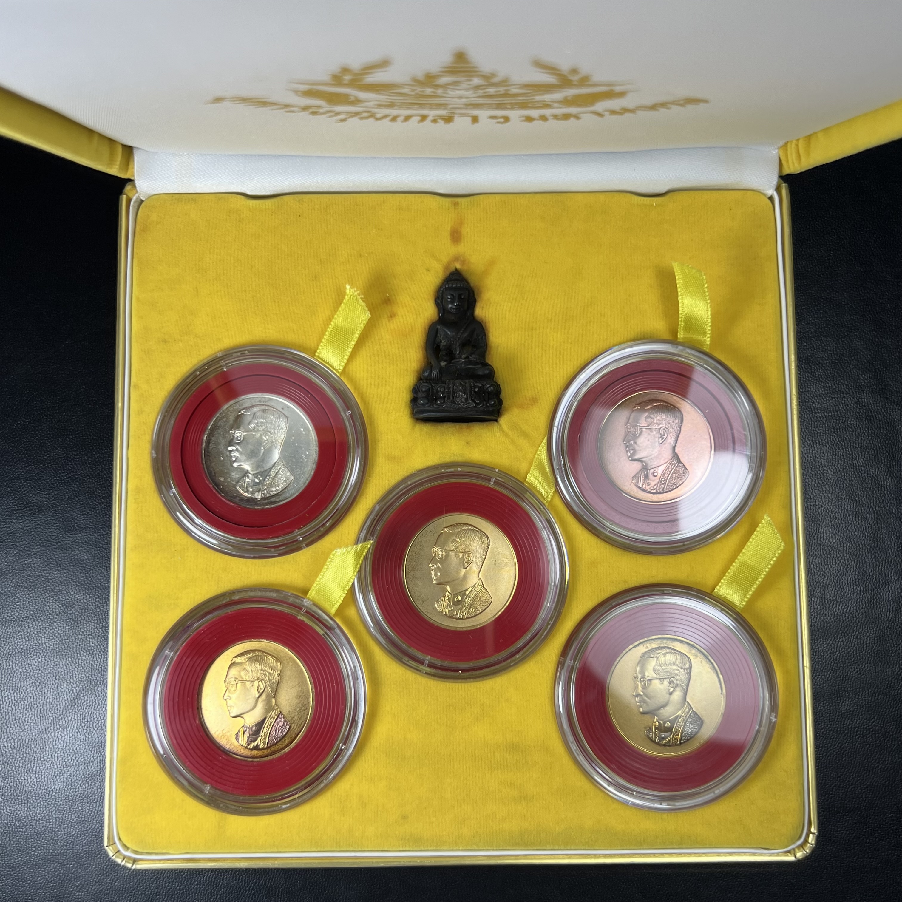 วัตถุมงคลคุ้มเกล้าฯ มหามงคลเฉลิมพระชนมพรรษา 6 รอบ รัชกาลที่ 9 ชุดพิเศษกรรมการ(สุดหายาก) (ในหลวงรัชกาลที่9 ทรงจุดไฟพระฤกษ์และเททอง พิธีใหญ่)ยอดนิยมหายาก