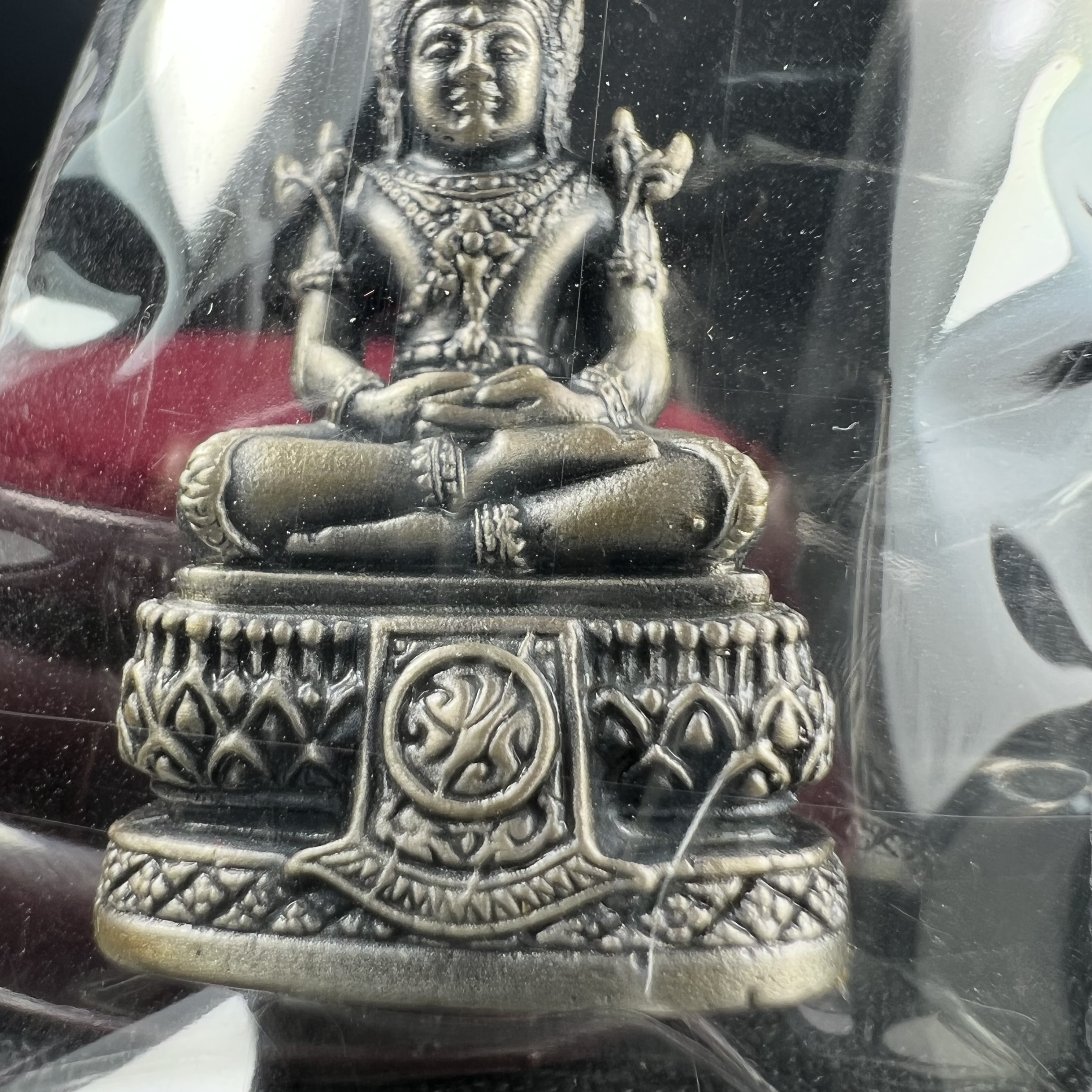 พระแก้วมรกต ภปร.(รุ่นแรก) ปี2545 รุ่นฉลองกรุงรัตนโกสินทร์ครบ 220 ปี พิมพ์ลอยองค์ใหญ่ เนื้ออัลปาก้า ชุบเงินลงดำ ขนาด 19*35 มม. พร้อมครอบตั้งโชว์เดิม องค์พระซีนซองเดิม สวยครบสมบูรณ์