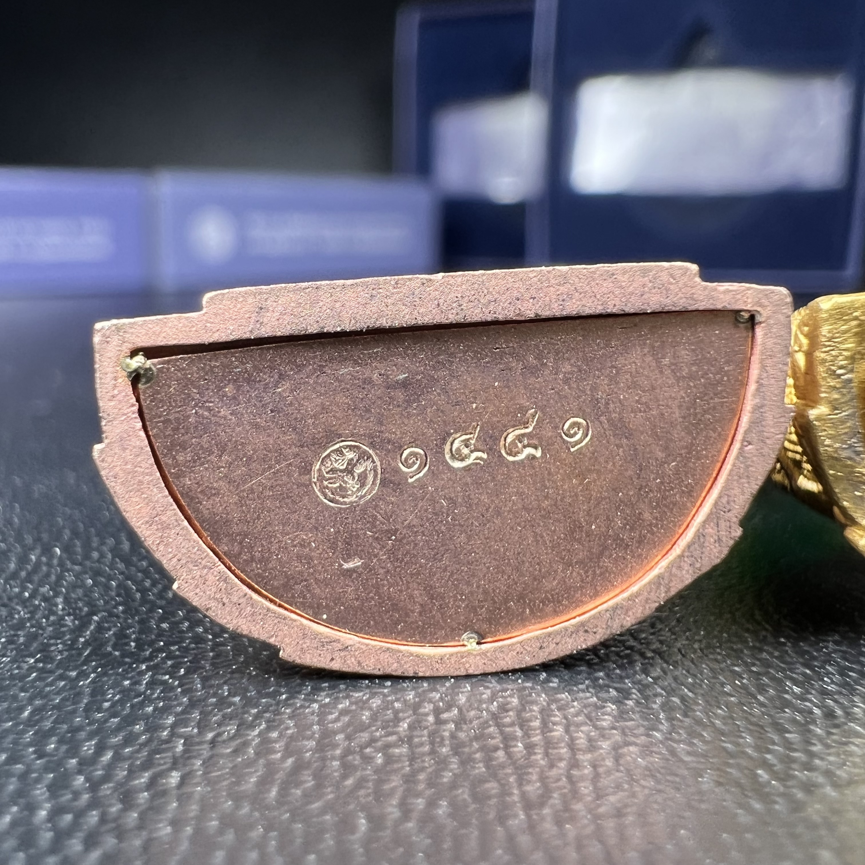 พระแก้วมรกต ภปร. จัดสร้างโดย รพ.ภูมิพลฯ ปี2547 ลอยองค์ขนาดหน้าตัก 1/2 นิ้ว (เนื้อเรซิ่นหุ้มทองคำ99.99%+เนื้อเงิน+เนื้อเงินสามกษัตริย์)(1ชุด 3 องค์)งดงามทรงคุณค่าอีกหนึ่งรุ่นยอดนิยม หายาก