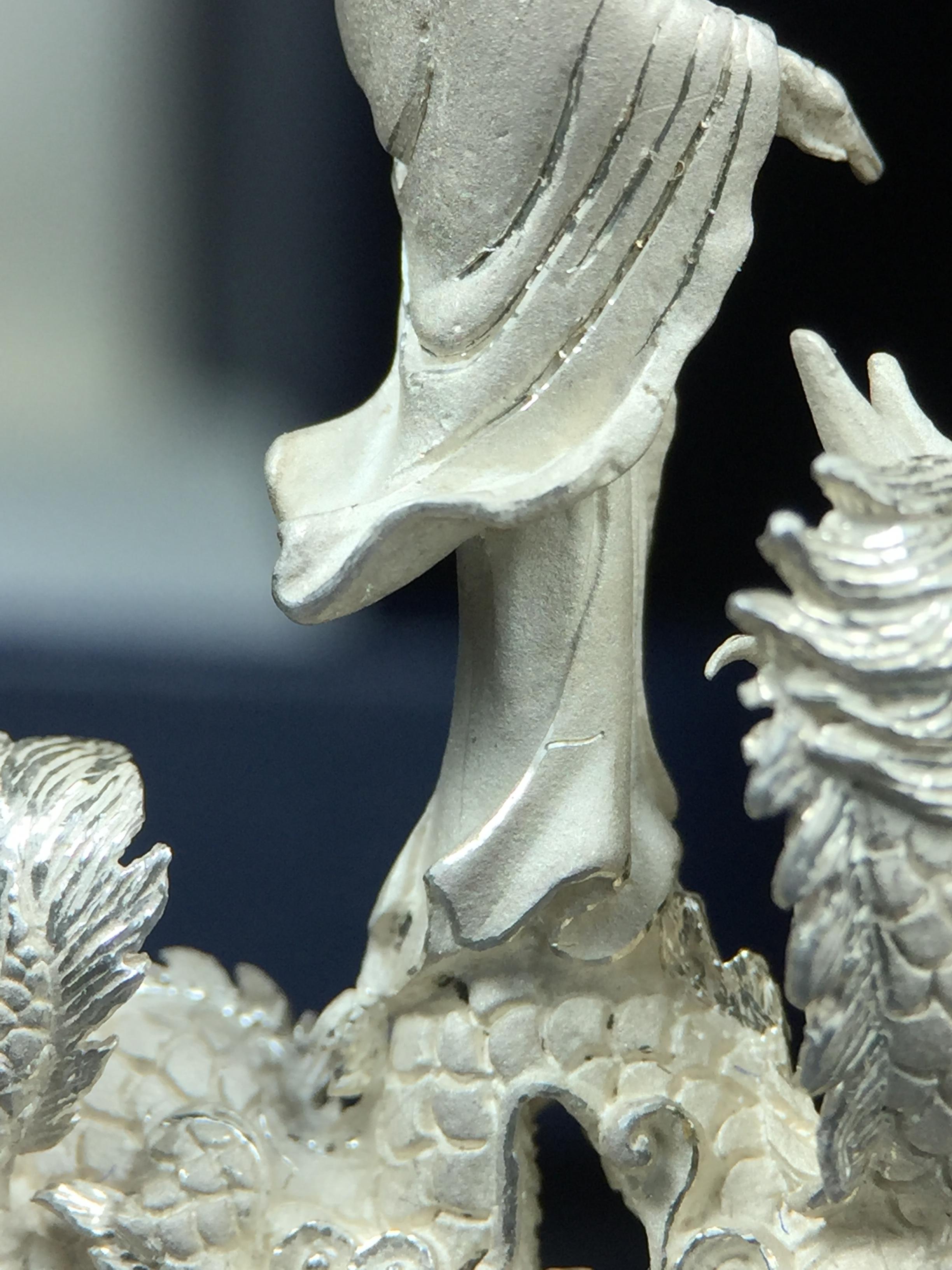 รูปหล่อลอยองค์พระโพธิสัตว์กวนอิม ทรงประทับมังกร จ.ระนอง เนื้อเงิน พิมพ์ใหญ่(สภาพผิว สวยงดงาม ทรงคุณค่า) เฉลิมฉลองในวโรกาสที่พระบาทสมเด็จพระเจ้าอยู่หัวทรงครองสิริราชสมบัติครบ 50 ปี จ.ระนอง พ.ศ.2539