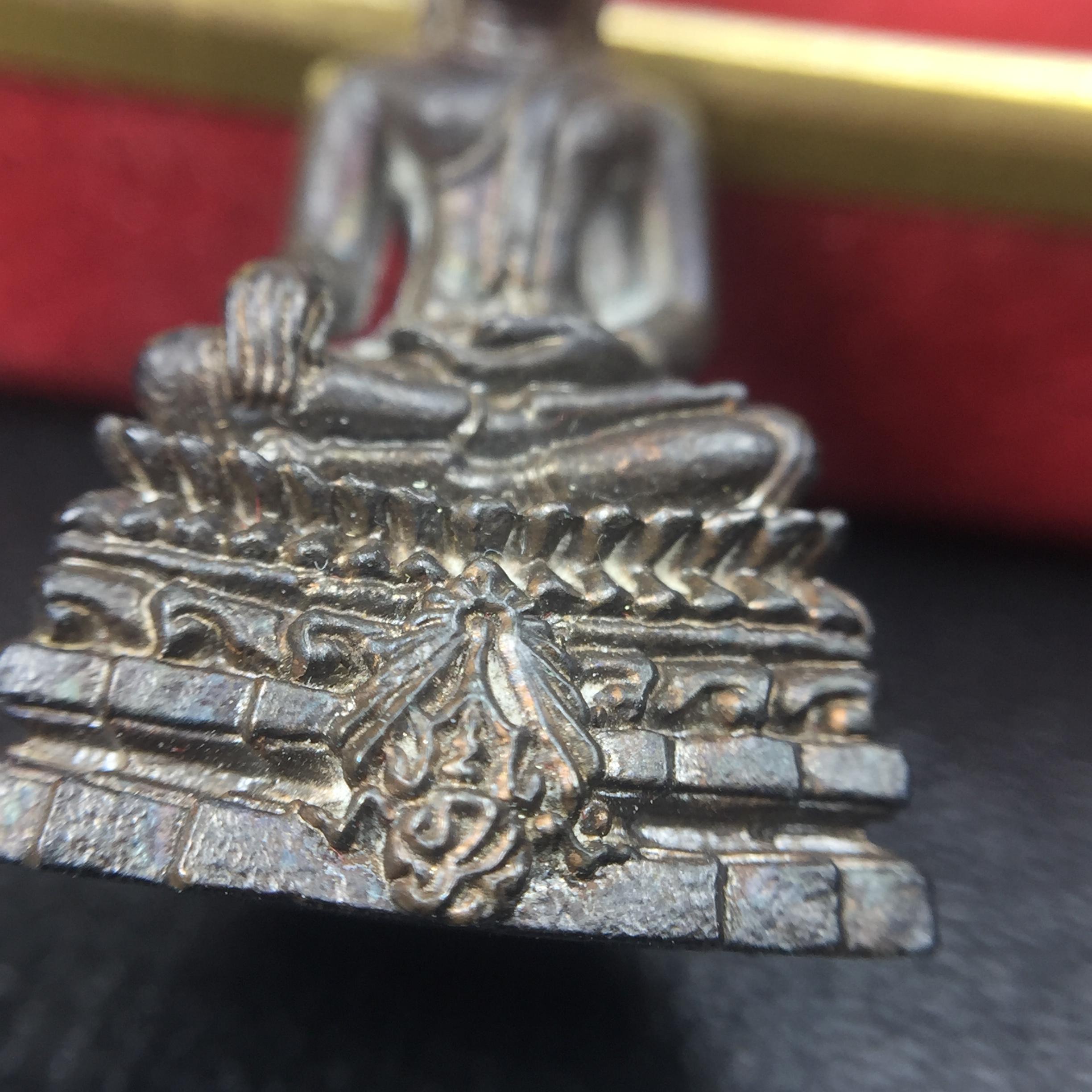 พระกริ่งพระพุทธชินสีห์ ภปร ทันโตเสฏโฐ ปี 2533 เนื้อนวโลหะ (วัตถุมงคลหนึ่งเดียวที่บรรจุพระทนต์(ฟัน)ในหลวงรัชกาลที่9 พระราชทานให้จัดสร้าง)(1ใน1999องค์)