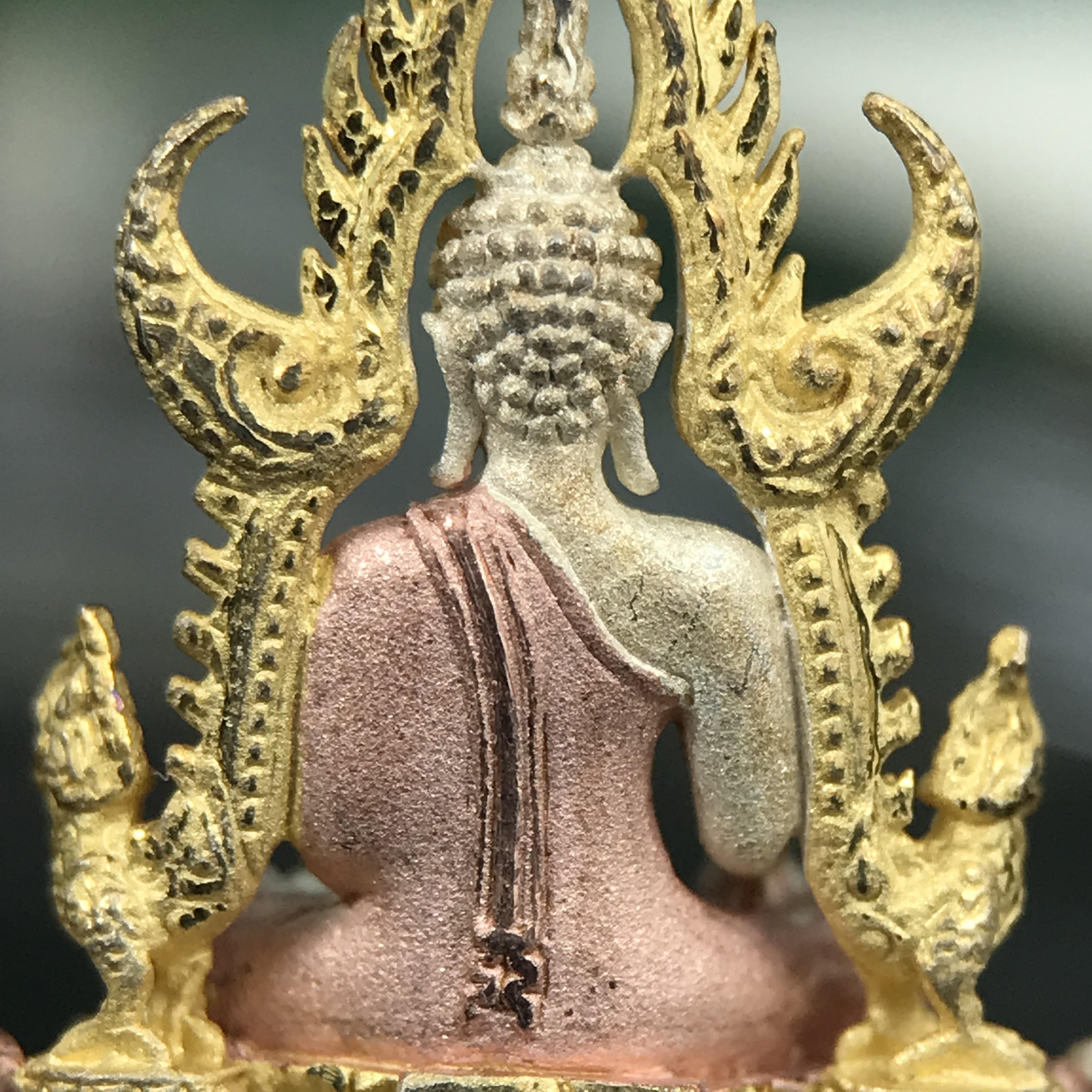 พระพุทธชินราช ภปร. ในวโรกาสพระราชพิธีมหามงคล เฉลิมพระชนมายุ6รอบ 5ธันวาคม2542 มูลนิธิพิทักษ์ดวงตาประชาชน จัดสร้าง เนื้อเงินบริสุทธิ์ 99.9% แบบสามกษัตริย์ขัดเงาบางส่วน พิมพ์กลาง ขนาดสูง 2.4 ซม. พร้อมกล่องบรรจุเดิม