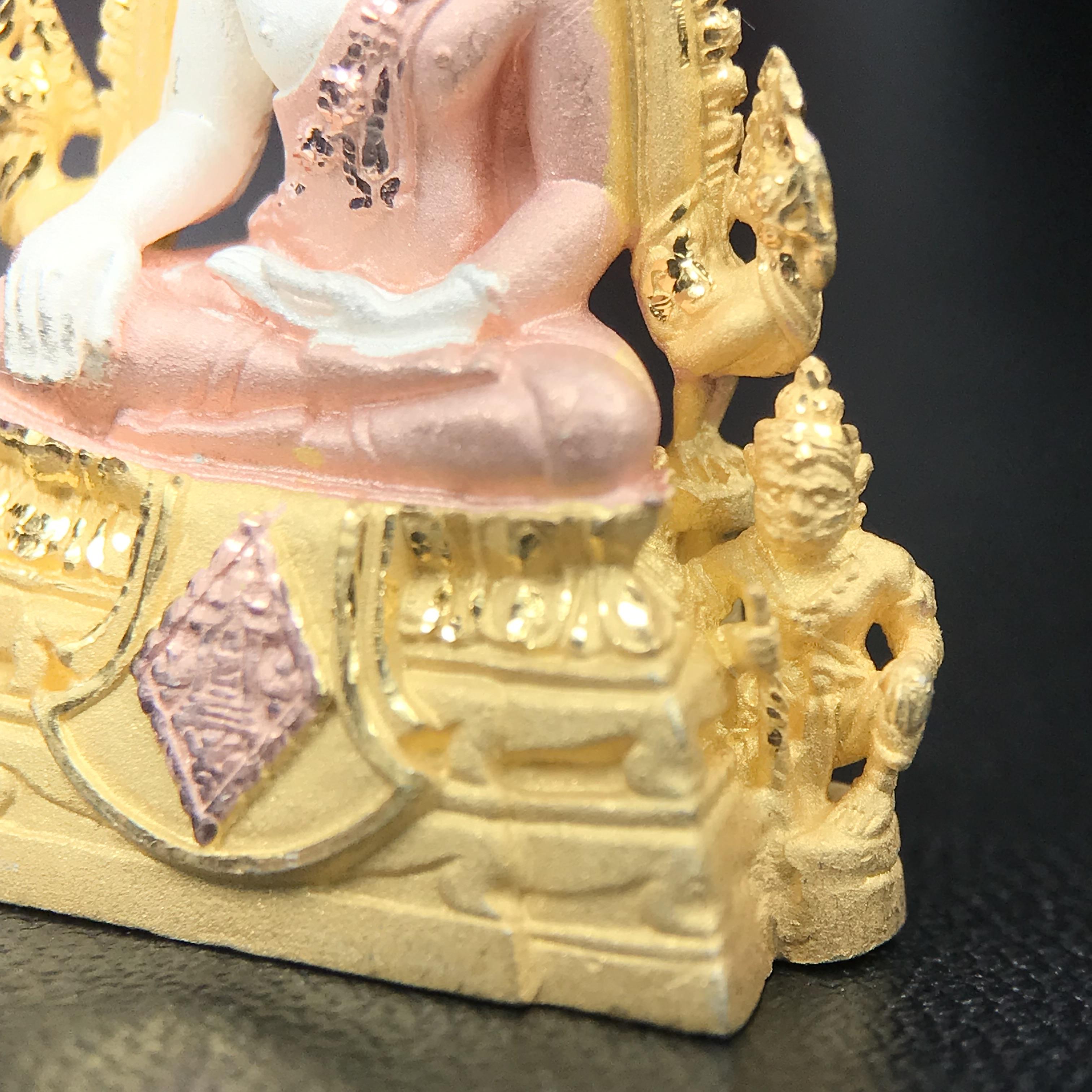 พระพุทธชินราช รุ่น ประวัติศาสตร์ มูลนิธิเพื่อตำรวจไทยจัดสร้าง ปี 2562 เนื้อเงินชุบสามกษัตริย์ขัดเงา พิมพ์พระพุทธชินราช ลอยองค์ แบบจิวเวอร์รี่(ขนาดสูง 3.5 ซม.) (สภาพ สวย ซีนซองเดิม กล่องบบรรจุเดิมครบสมบูรณ์)1 ใน 1999 องค์)