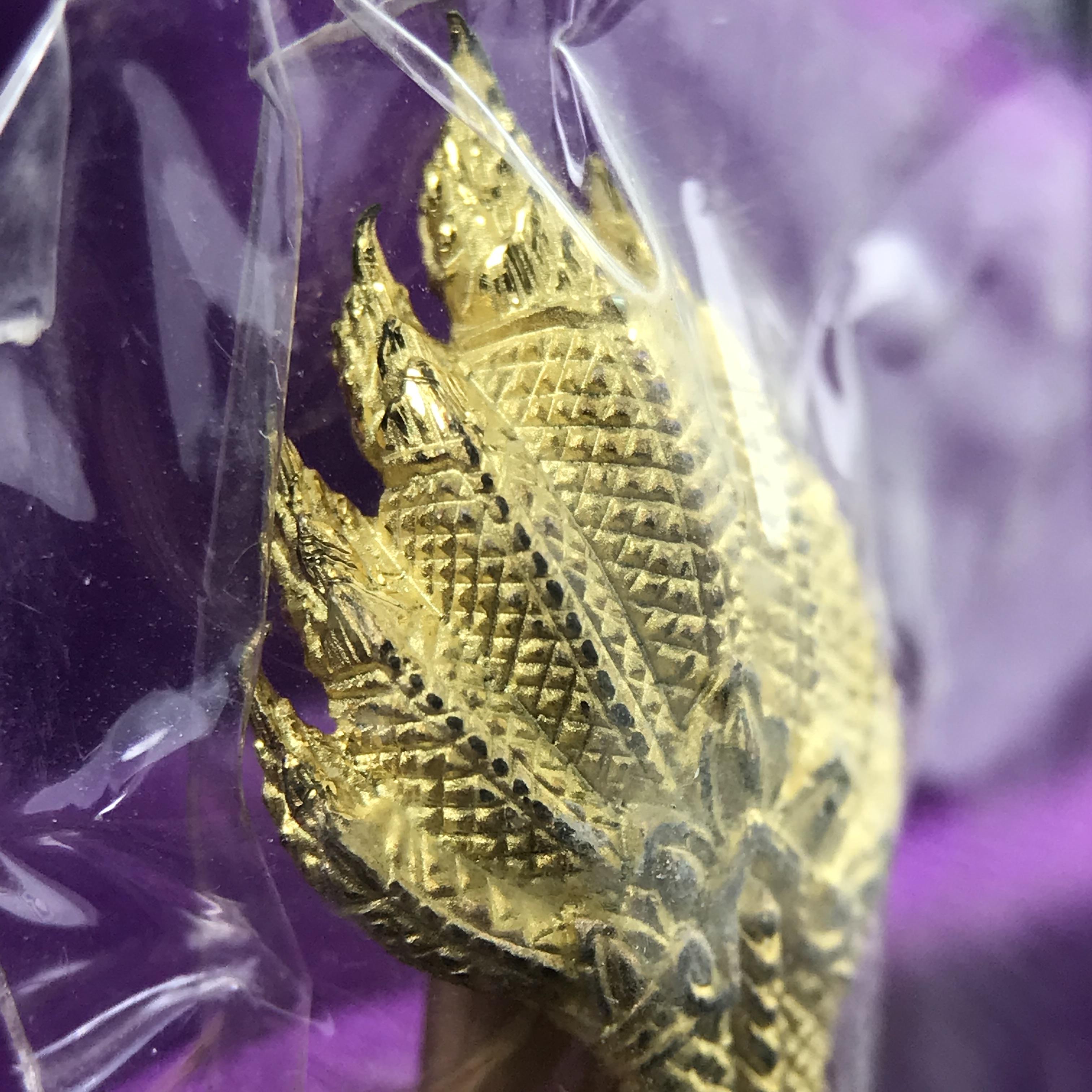 พระนาคปรก สธ. รุ่นสร้างพระอุโบสถเฉลิมพระเกียรติ 4 รอบ 84 พรรษา สมเด็จพระเทพรัตนราชสุดาฯ วัดบวรนิเวศวิหาร ปี 2543 พิมพ์เล็ก เนื้อเงินบริสุทธิ์ ชุบสามกษัตริย์แบบพ่นทรายขัดเงาบางส่วน(สภาพสวย ซีนซองกล่องบรรจุเดิม)พิธีใหญ่ พุทธศิลป์งดงาม หายาก (1 ใน 2999 องค์)