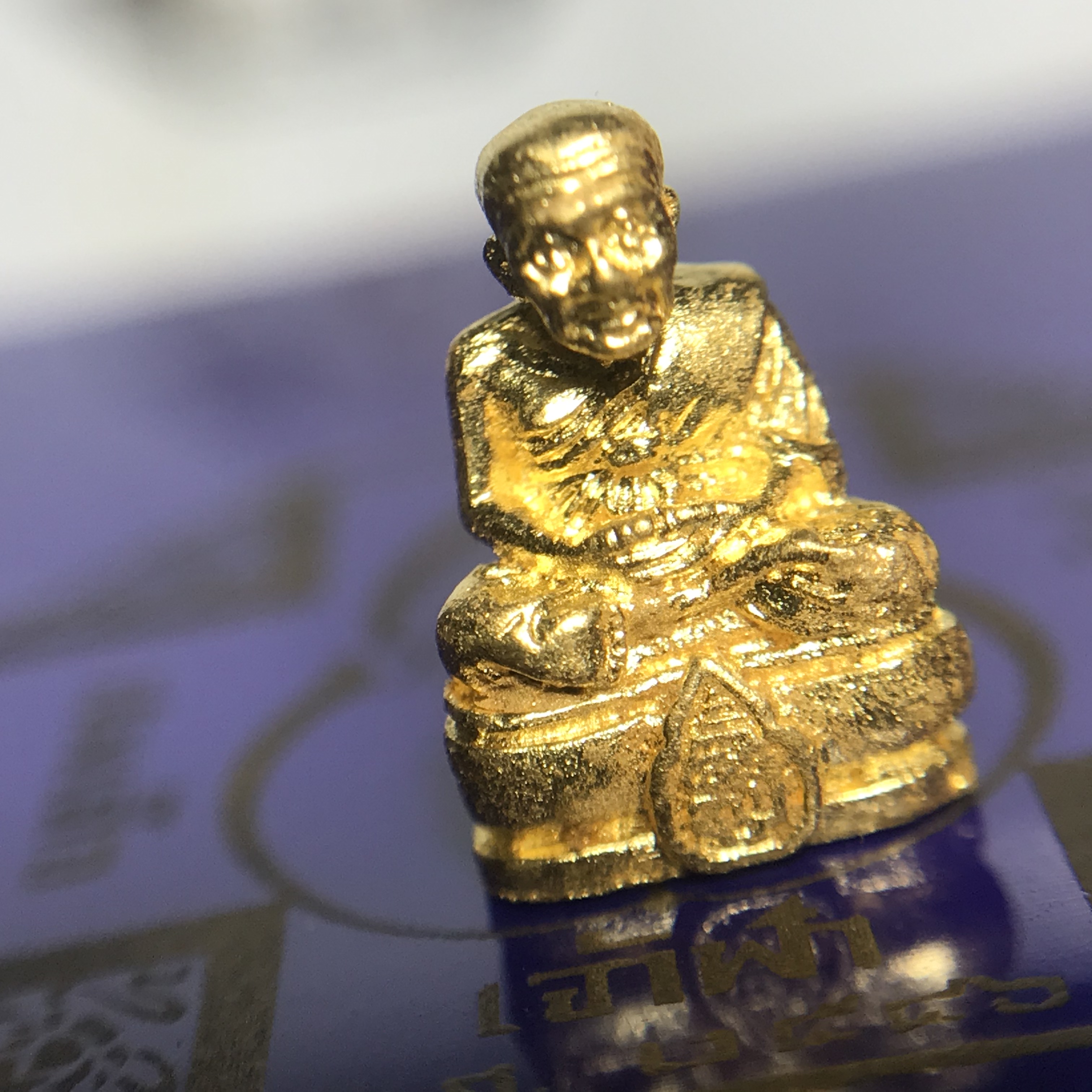 หลวงพ่อทวด สธ. รุ่นสมเด็จเจ้าฟ้ามหาจักรี 48พรรษา จัดสร้างโดยสภากาชาดไทย ปี2546 (รูปหล่อขนาดห้อยคอ) เนื้อทองคำหนัก 2.02 กรัม พร้อมกล่องบรรจุเดิมสวยงาม