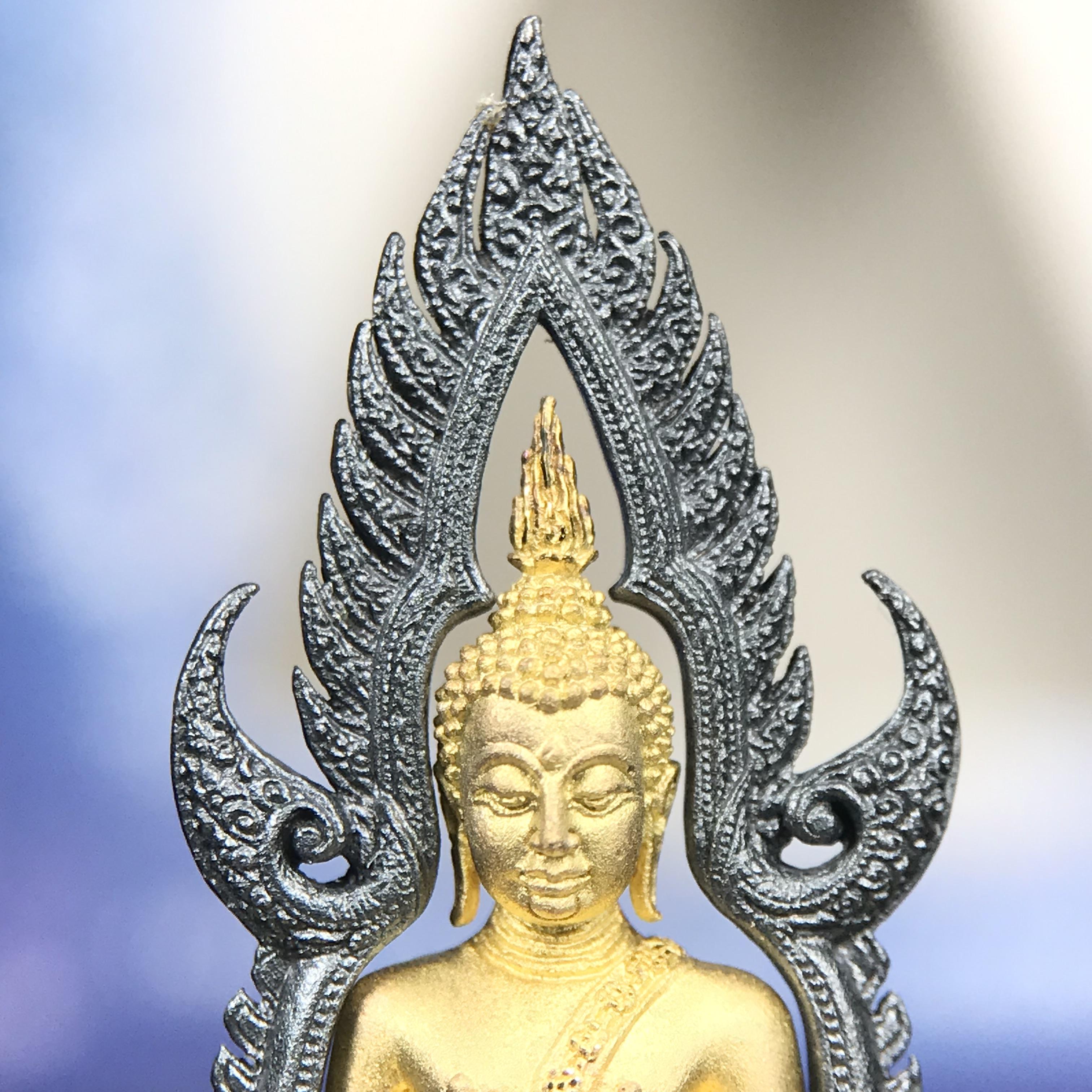 พระพุทธชินราช ภปร. โครงการ เพราะแผ่นดินนี้คือแผ่นดินเกิด เนื้อเงินชุบทองคำซุ้มรมดำ ปี2551 ขนาดหน้าตัก1/2นิ้ว(3.5*2.5 ซม.)ประกอบพิธี ณ พระอุโบสถ วัดพระศรีรัตนศาสดาราม(วัดพระแก้ว)และพระวิหารวัดพระศรีรัตนมหาธาตุวรมหาวิหาร(จ.พิษณุโลก)(สวยงามหายาก)1ใน5000องค์