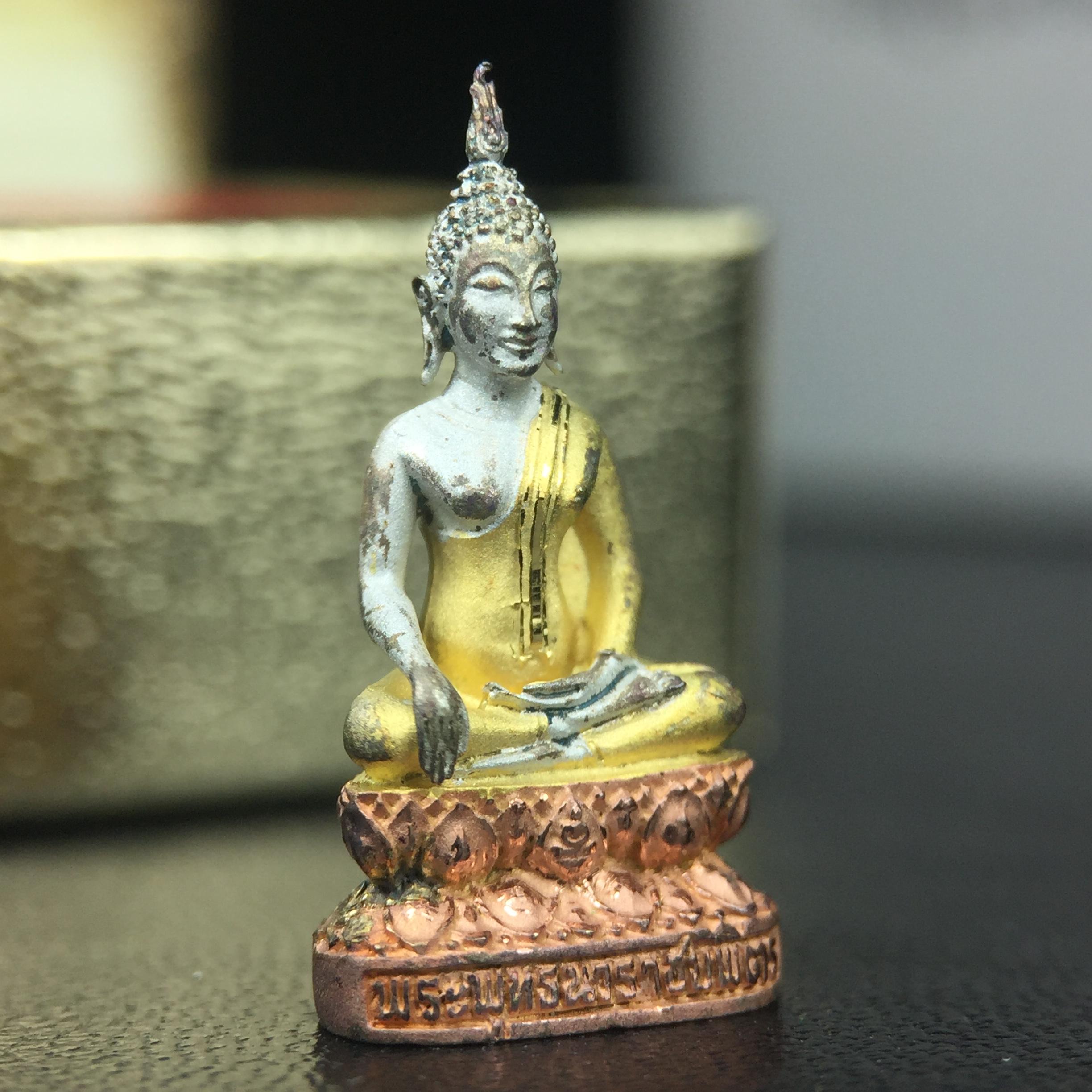 พระชัยวัฒน์พระพุทธนวราชบพิตร ครองสิริราชสมบัติครบ 50 ปี พ.ศ.2540 ขนาดสูง 1.9 ซม. เนื้อเงินสามกษัตริย์(ผิวเดิม) พร้อมกล่องบรรจุเดิมครบสมบูรณ์ 1ใน 9500 องค์(พุทธนวราชบพิตร นิมิตรหมายแห่งความสามัคคี ด้วยไมตรีแห่งองค์พระภูมิพล)