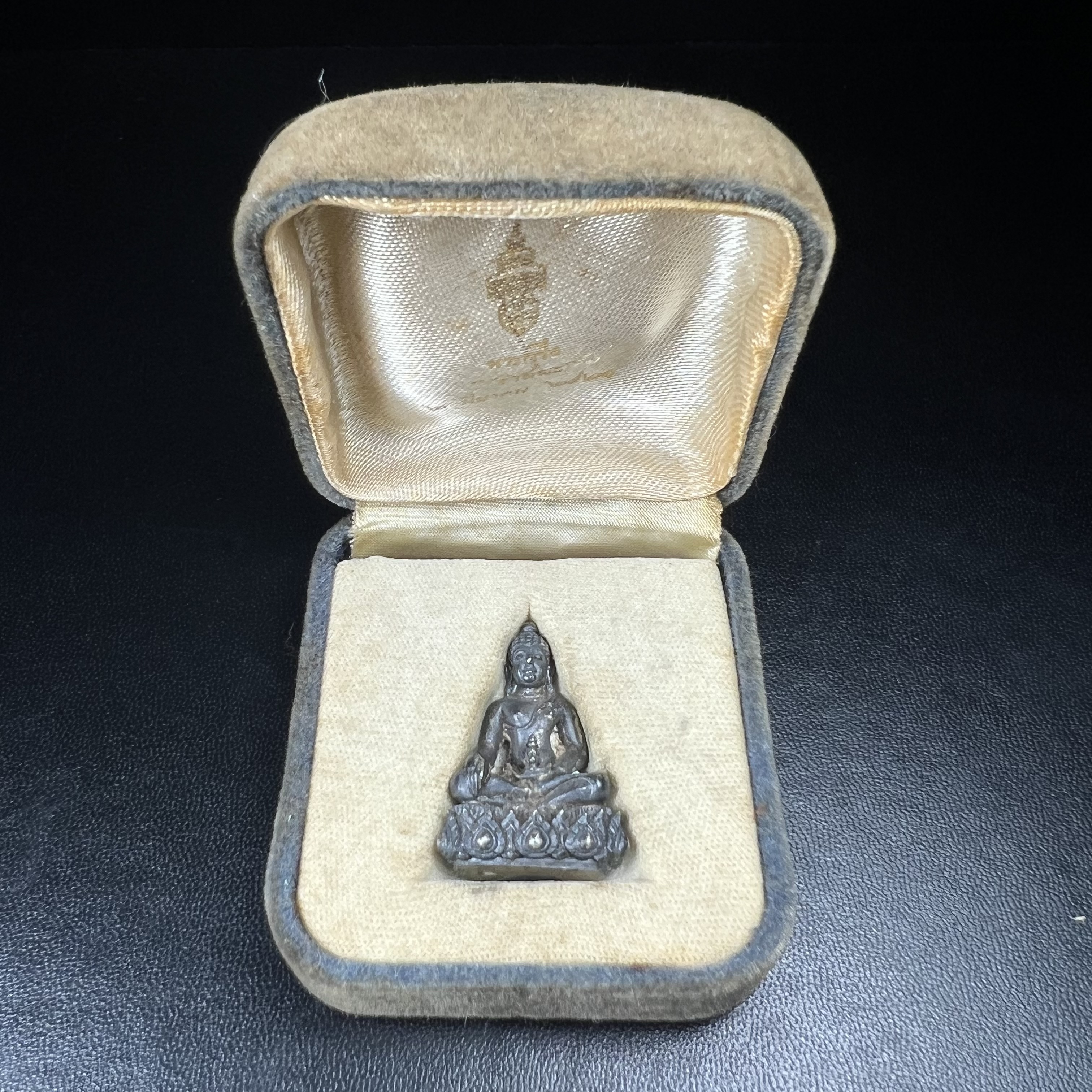 พระกริ่งวาสนา 80 พรรษา สมเด็จพระสังฆราช (วาสน์) วัดราชบพิธฯ ปี2521 เนื้อเงิน(ตอกหมายเลข)(ตอกโค๊ตพระปิดตา) โดยมีหลวงปู่โต๊ะ วัดประดู่ฉิมพลีร่วมปลุกเสก สภาพผิวเดิม สวยจัด แชมป์ๆพร้อมกล่องบรรจุเดิม(หายาก)