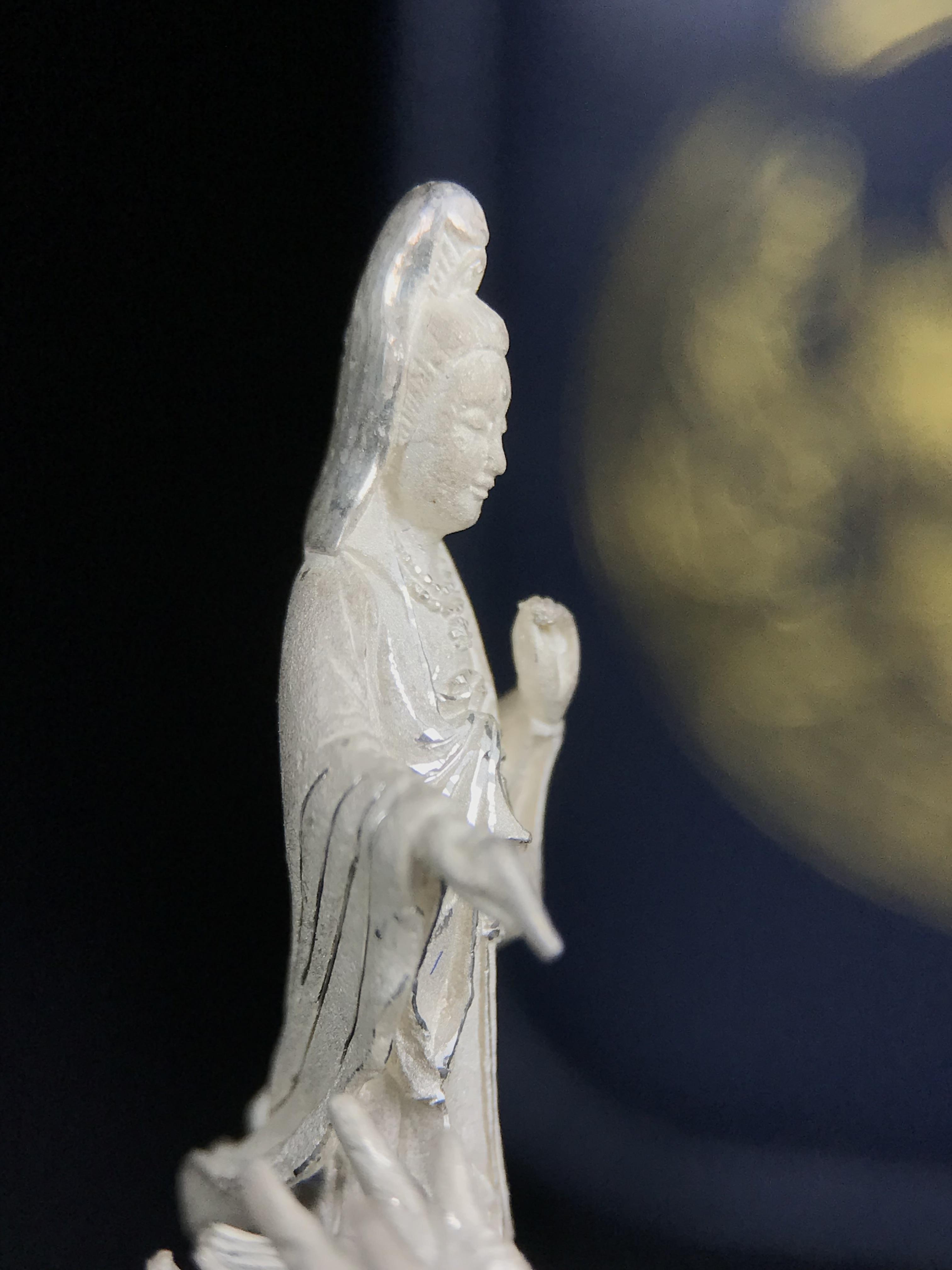 รูปหล่อลอยองค์พระโพธิสัตว์กวนอิม ทรงประทับมังกร จ.ระนอง เนื้อเงิน พิมพ์ใหญ่(สภาพผิว สวยงดงาม ทรงคุณค่า) เฉลิมฉลองในวโรกาสที่พระบาทสมเด็จพระเจ้าอยู่หัวทรงครองสิริราชสมบัติครบ 50 ปี จ.ระนอง พ.ศ.2539