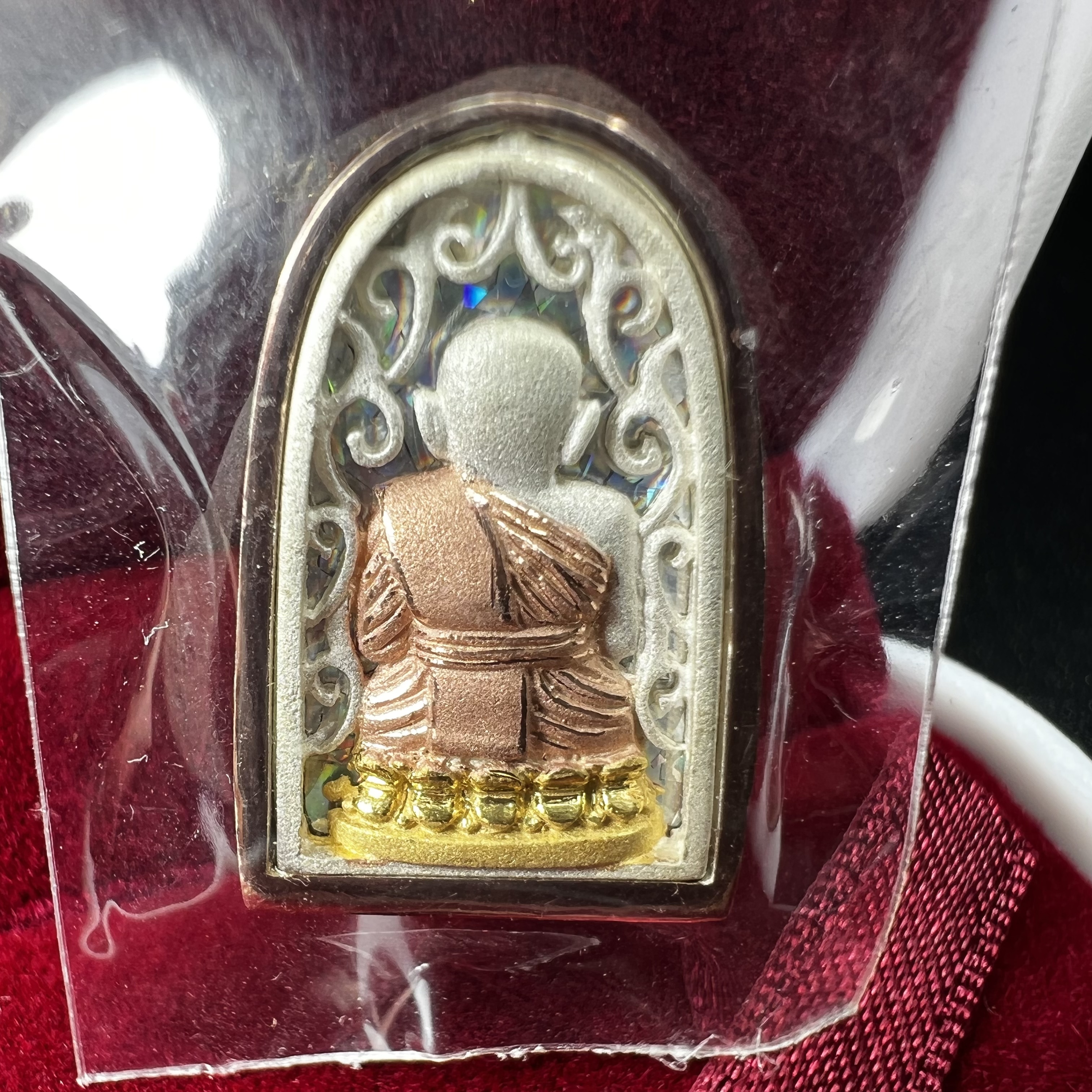 เหรียญหลวงพ่อทวด รุ่น มงคลบารมี วัดประสาทบุญญาวาส ปี 2545 เนื้อเงินสามกษัตริย์ พิมพ์ทรงพระรอด(ขนาด 2.2*1.5 ซม.)ฉลุลายฉากพื้นหลังสามมิติเปลือกหอยมุกสวยงาม ตอกโค๊ต ก(กรรมการ)พร้อมกล่องบรรจุเดิม