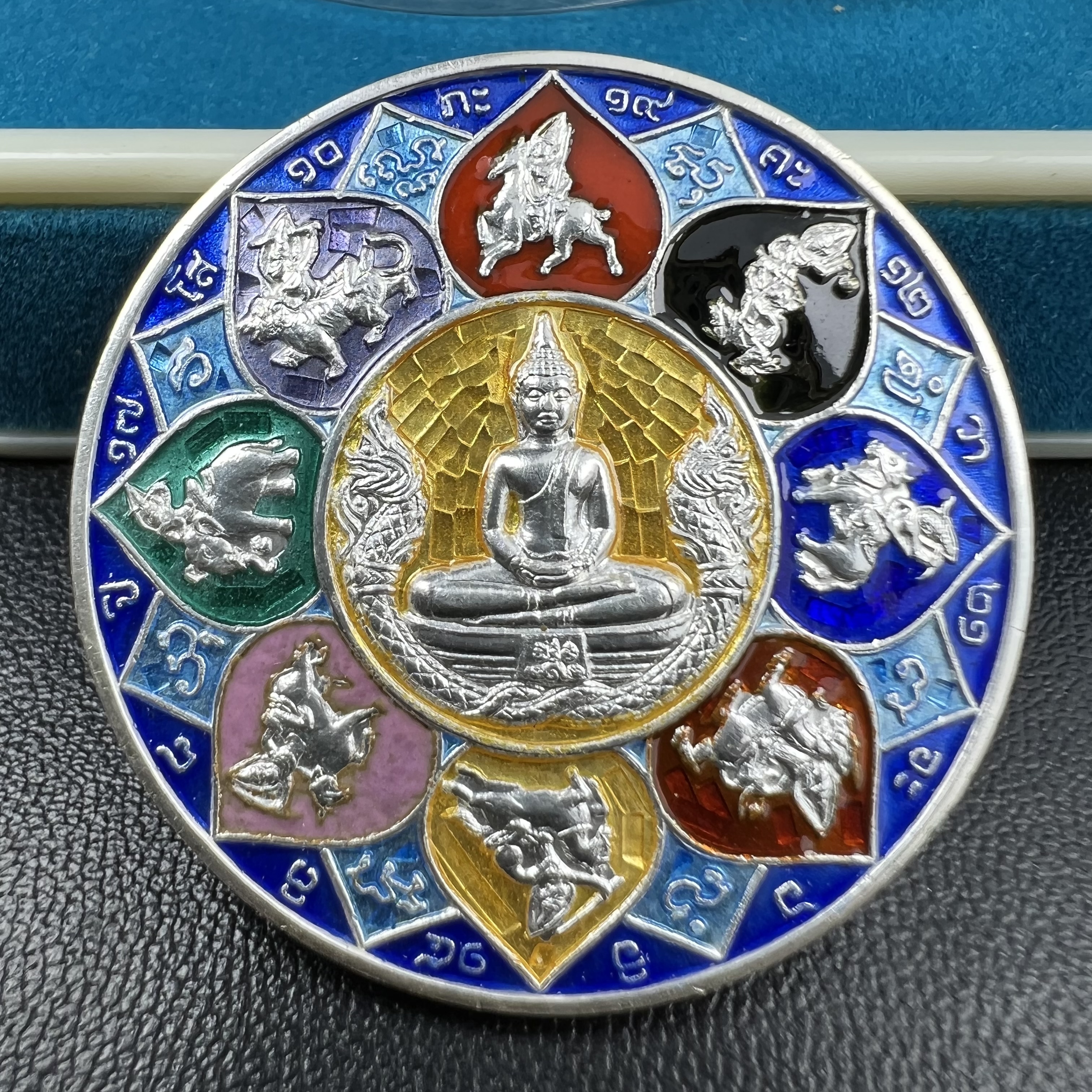 เหรียญหลวงพ่อโสธร รุ่นดวงชะตาคู่ชีวิต พิธีมหาจักรพรรดิตราธิราชครั้งยิ่งใหญ่ พิธีสวดนพเคราะห์เพื่อความเป็นสิริมงคล ปี 2547 ณ พระอุโบสถวัดโสธรวรารามวรวิหาร จ.ฉะเชิงเทรา เนื้อเงินลงยาราชาวดี ขนาด 3.2 ซม.พร้อมกล่องบรรจุเดิมสภาพสวยครบสมบูรณ์