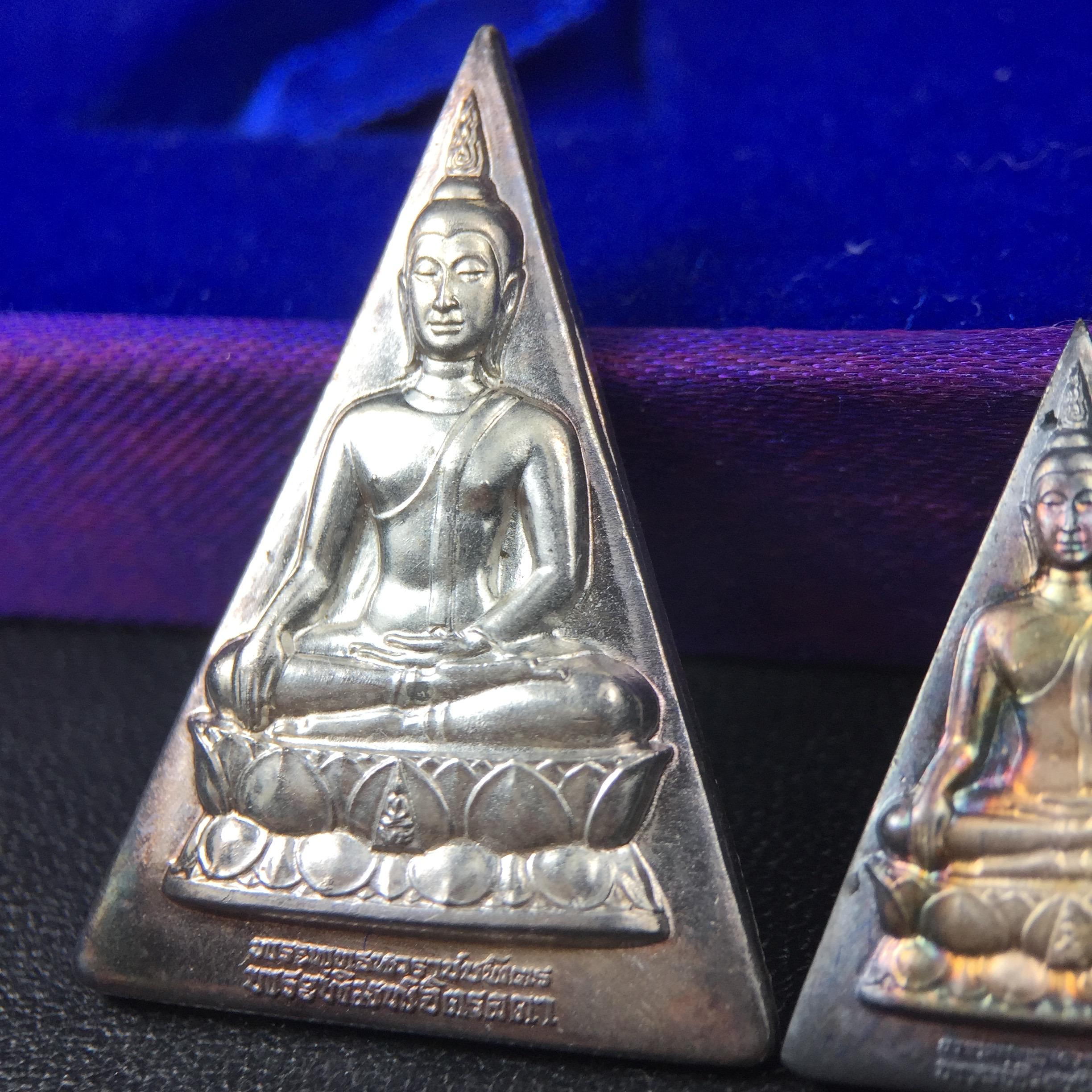 พระพุทธนวราชบพิตร พระพิมพ์จิตรลดา โครงการหลวง ปี2539 (พิมพ์ใหญ่+พิมพ์เล็ก) เนื้อเงินผิวเดิมขึ้นสีรุ่ง สวย แบบนิยมพร้อมกล่องบรรจุเดิม พิธีใหญ่ ปลุกเสกวัดพระแก้ว(1ชุด 2 องค์)