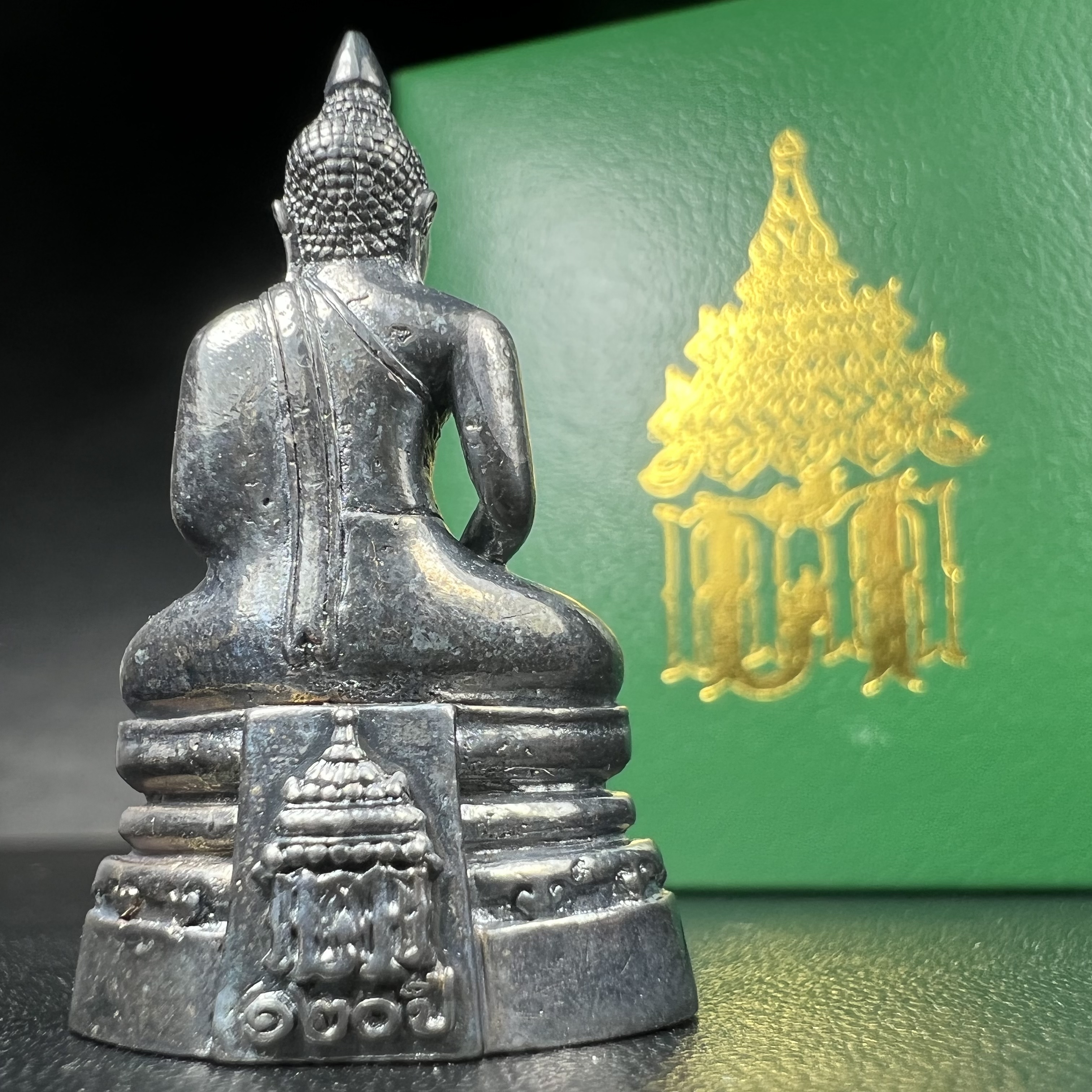 พระพุทธโสธร รุ่น กศก. 120 ปี เนื่องในโอกาสครบ 120 ปี กรมศุลกากร กระทรวงการคลัง จัดสร้าง ปี 2537 เนื้อเงินบริสุทธิ์ 99.9% ผิวขัดเงาลงดำ(งานบริษัท แพรนด้า จิวเวลรี่)สวยงดงาม ทรงคุณค่า