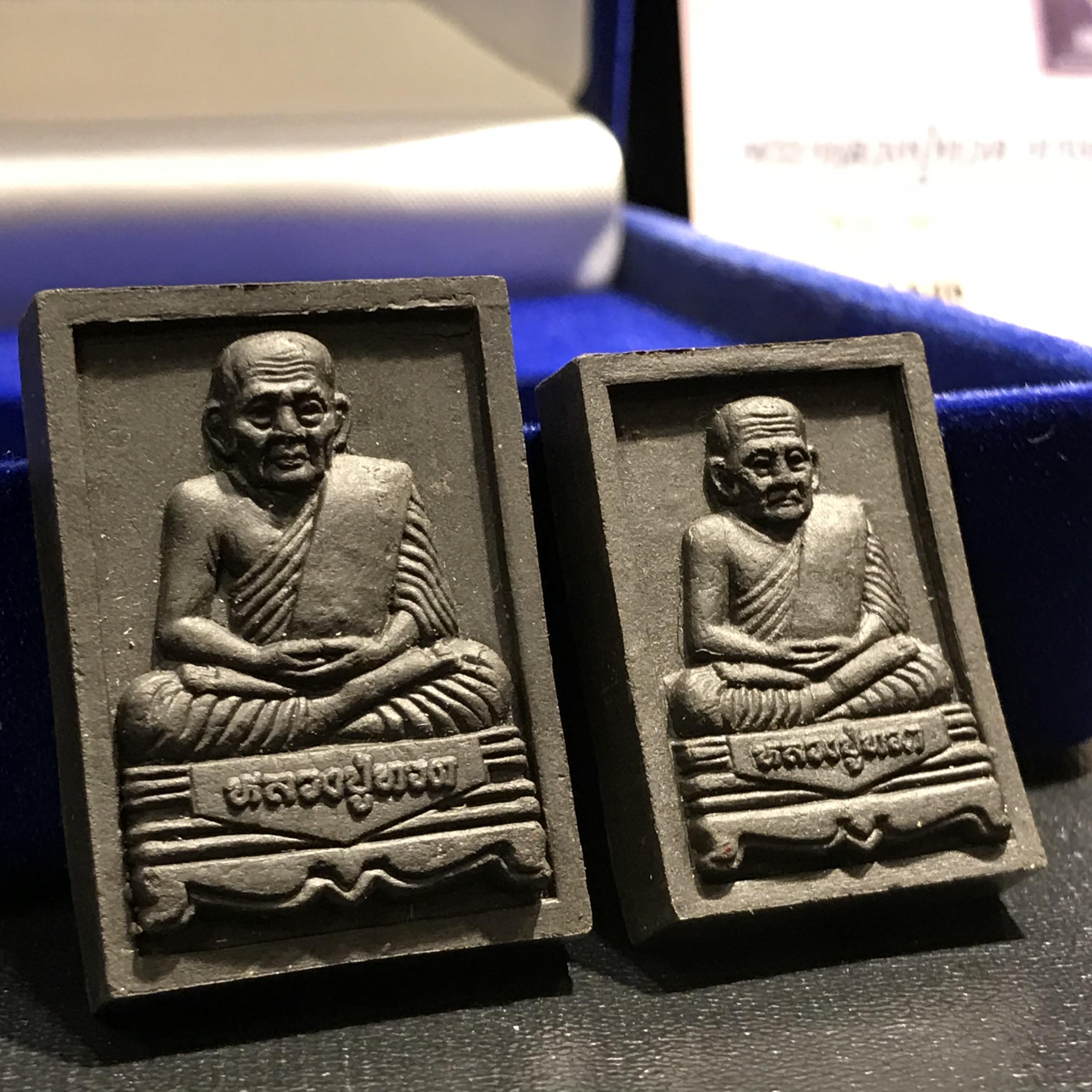 พระหลวงปู่ทวด ภปร ปี 2547 พิมพ์สี่เหลี่ยมใหญ่-เล็ก(2องค์)เนื้อว่านดำหลัง ภปร เงิน(หายาก1ใน1999ชุด)