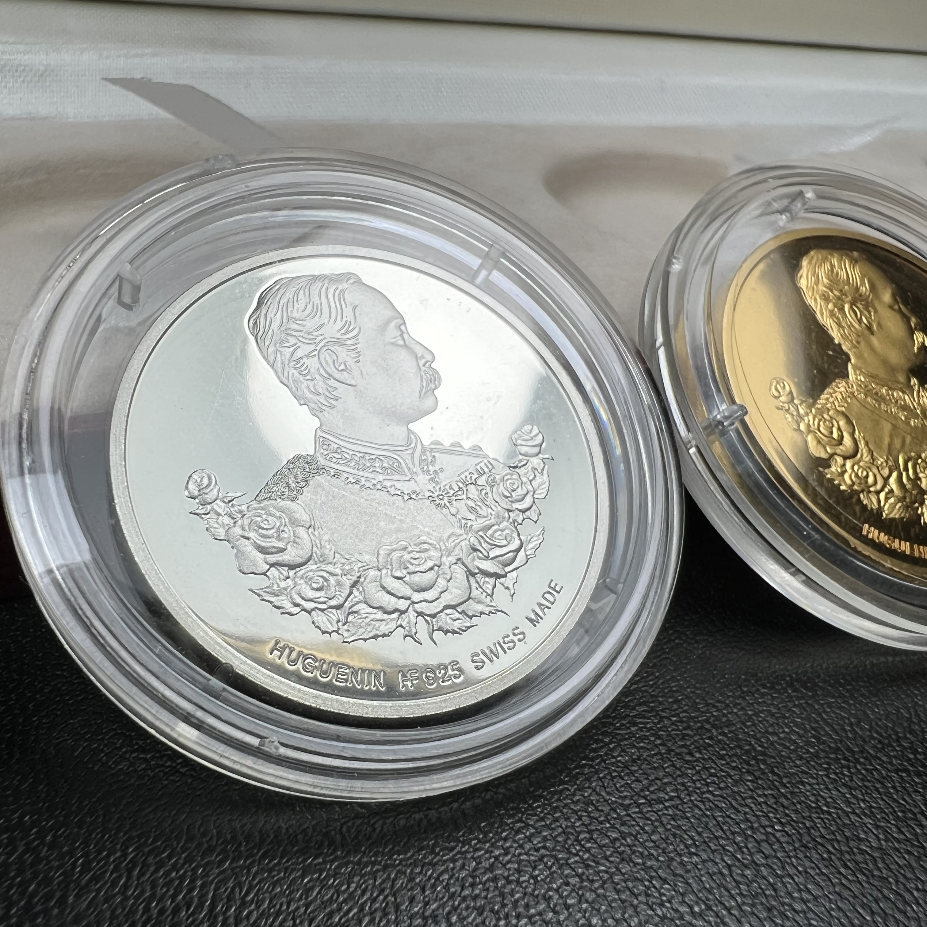 เหรียญพระพุทธโสธร-สมเด็จพระปิยมหาราช รุ่นกาญจนาภิเษก วัดสุทัศน์เทพวราราม ปี2538 ครบชุดสามกษัตริย์ 1 ชุดมี 3 เนื้อ (เงินขัดเงา+กะไหล่ทองขัดเงา+ทองแดงบริสุทธิ์ขัดเงา) ขนาด 27 มม. ครบชุดพิมพ์ใหญ่หมายเลขเดียวกันพร้อมกล่องและใบรับรองเดิม(1ใน 2000 ชุดหายาก)