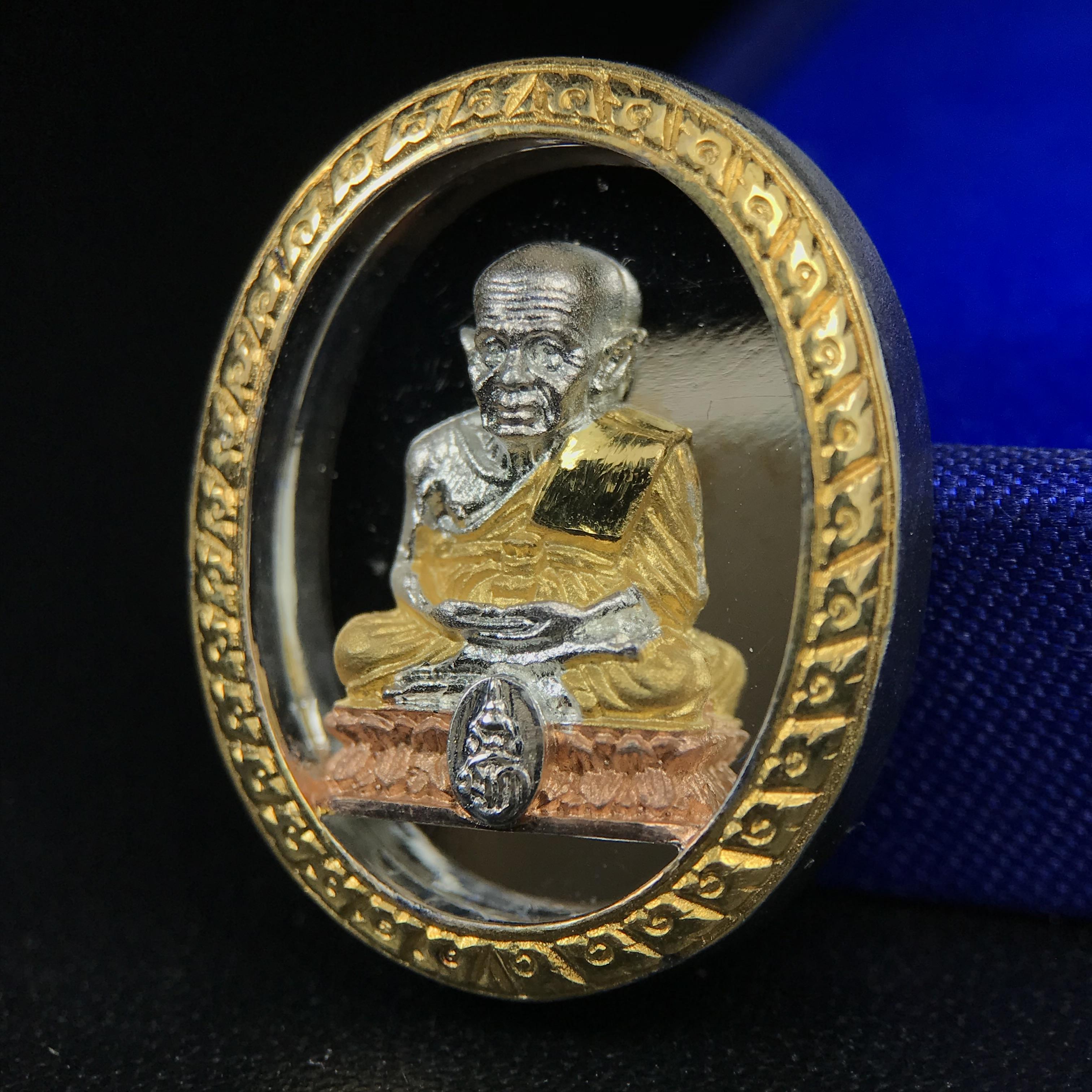 สมเด็จหลวงปู่ทวด วัดช้างให้ รุ่น เฉลิมพระเกียรติ ตราสัญลักษณ์ มวก. พิมพ์รูปไข่เนื้อเงิน-สามกษัตริย์ ปี 2544 พิธีพุทธาภิเษกใหญ่ ณ อุโบสถวัดช้างให้และอุโบสถวัดพระศรีรัตนศาสดาราม ( วัดพระแก้ว )โดยนิมนต์เกจิชื่อดังสายใต้ทั้งหมดจำนวน 108 รูป