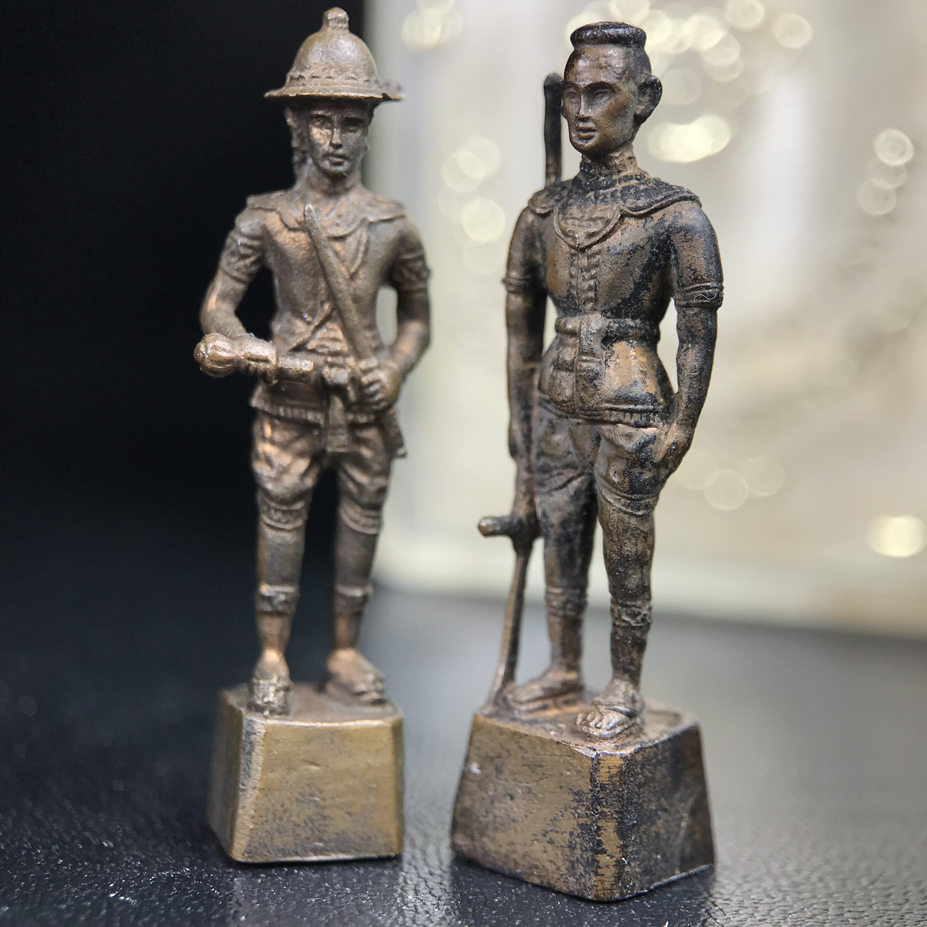 พระกริ่งสมเด็จพระนเรศวร-พระกริ่งสมเด็จพระเอกาทศรถ กองทัพภาคที่3จัดสร้าง ปี2517 เนื้อนวโลหะครบชุด 2องค์กล่องบรรจุเดิมครบสมบูรณ์(หายาก)(1ใน 300ชุด)(ในหลวง ร.9 เสด็จในพิธี)ปลุกเสกโดยพระคณาจารย์ชื่อดังในยุคนั้น7วัน7คืน(หลวงปู่โต๊ะ วัดประดู่ฉิมพลี ร่วมปลุกเสก)