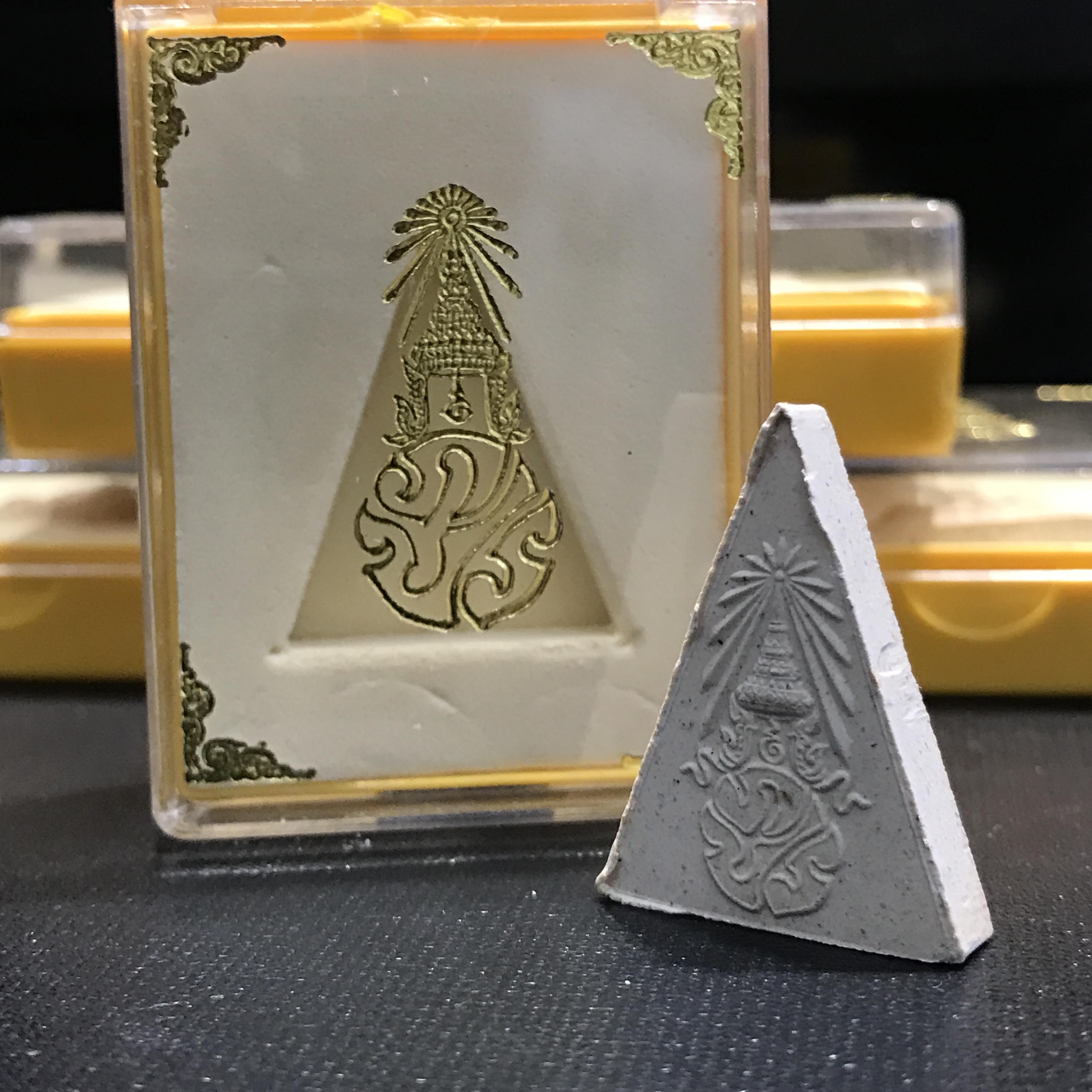 พระสมเด็จจิตรลดา "รุ่น2" (พระพุทธนวราชบพิตรฯ) ภปร. วัดบวรนิเวศวิหาร กรุงเทพฯ ปี 2529 (พิธีกริ่งปวเรศ2)กล่องเดิม (กล่องยุคแรก ภปร) มวลสารสำคัญคือผงจิตรลดาและเส้นพระเจ้า(เส้นพระเกศาในหลวง)