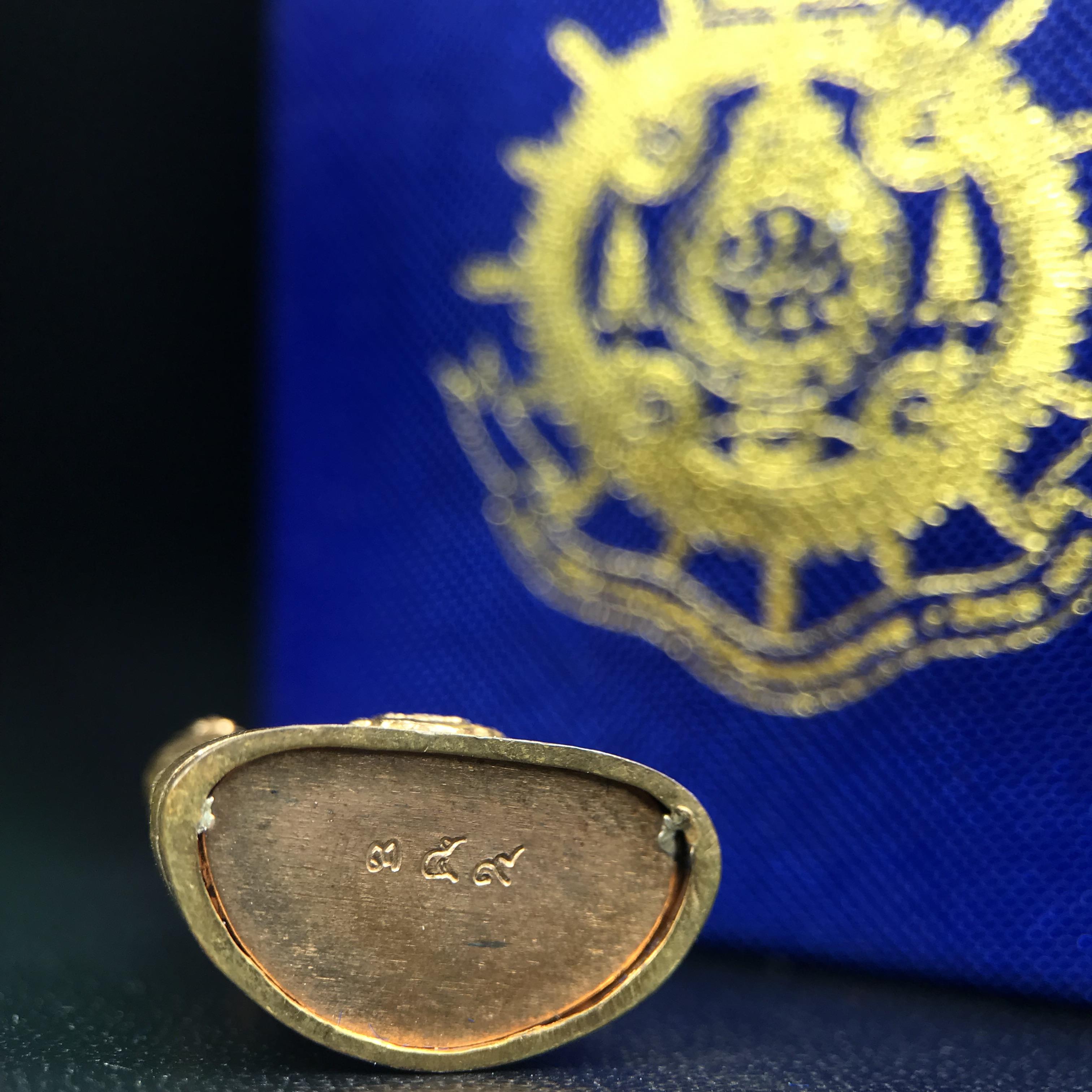 พระกริ่งไพรีพินาศ บรรจุเหล็กไหล ครั้งแรกและครั้งเดียวในประวัติศาสตร์ เฉลิมพระเกียรติ พระบาทสมเด็จพระเจ้าอยู่หัวรัชกาลที่9 พระชนมพรรษา 6 รอบ ปี2542 เนื้อสัมฤทธิ์(บรรจุเหล็กไหล)ดีนอก-ดีใน พิธีใหญ่ มวลสารเด่น (หายาก)