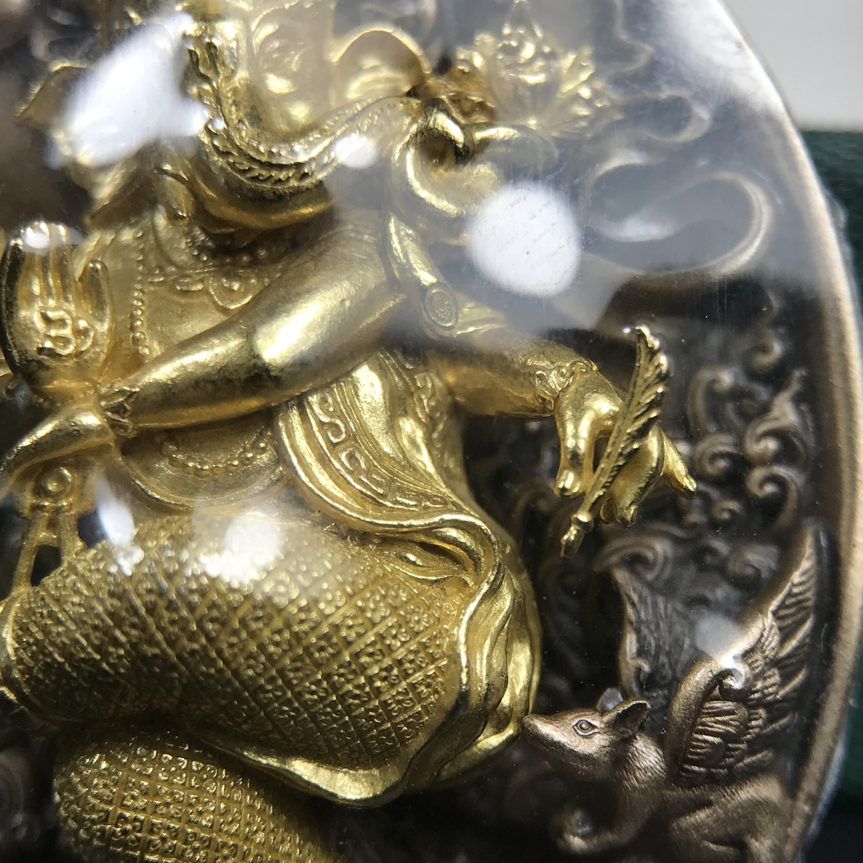 พระพิฆเนศ ประทานศิลป์ ที่ระลึกครบรอบ 50 ปี กลุ่มบ.แพรนด้าจิวเวลรี่ เนื้อบรอน์3กษัตริย์ ออกแบบได้สวยวิจิตรงดงาม ได้อัญเชิญมวลสารอันเป็นมงคลที่ได้ปลุกเสกแล้ว หลอมรวมเป็นเนื้อเดียวกับเหรียญ เพื่อความเป็นศิริมงคล สถิตย์สถาพร สืบไป