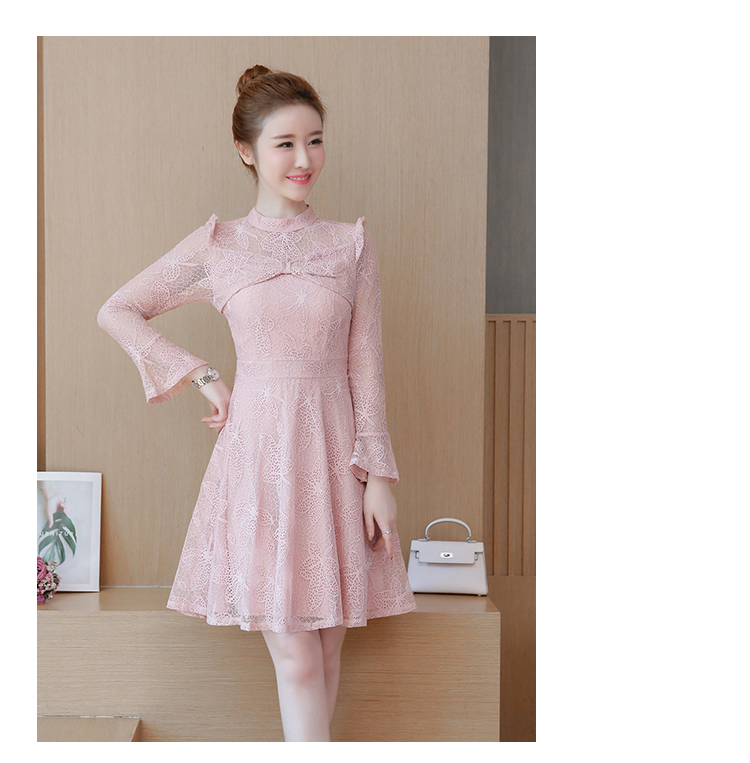 ชุดเดรสสั้นผ้าลูกไม้สีชมพู คอสูง แขนยาว หน้าอกจับจีบโบว์ กระโปรงทรงเอ สวยดูดี