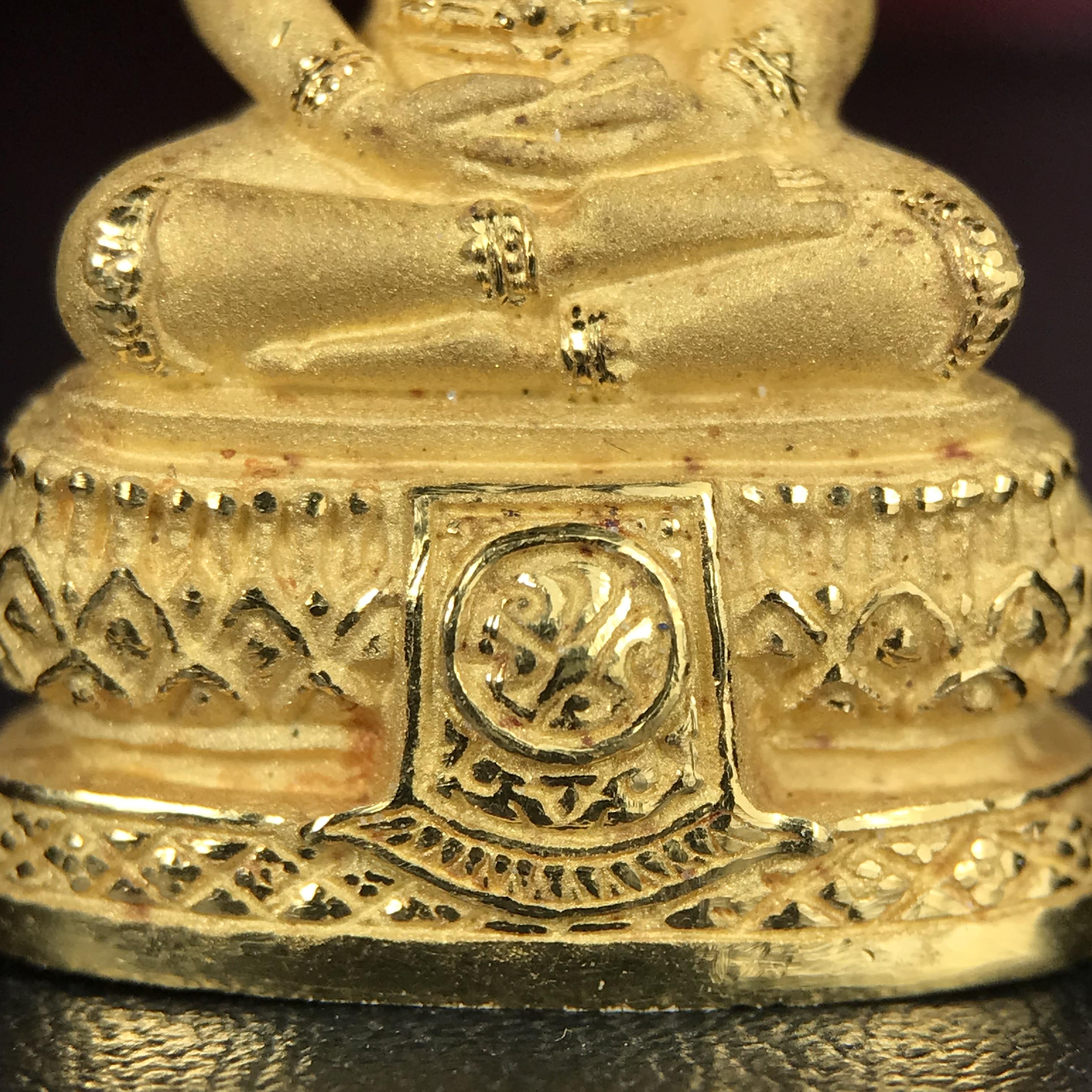 พระแก้วมรกต ภปร.(รุ่นแรก) ปี2545 รุ่นฉลองกรุงรัตนโกสินทร์ครบ 220 ปี พิมพ์ลอยองค์ใหญ่ เนื้อทองคำบริสุทธิ์ 96.5%(15.2 กรัม) ขนาด 19*35 มม.ครบสมบูรณ์(องค์หมายเลข ๓๓)(เลขคู่สวย)สุดยอดมงคลแผ่นดินที่ควรเก็บรักษา บูชาเป็นมงคลชีวิต(สวยงามและหายากมาก)(1ใน1000องค์)