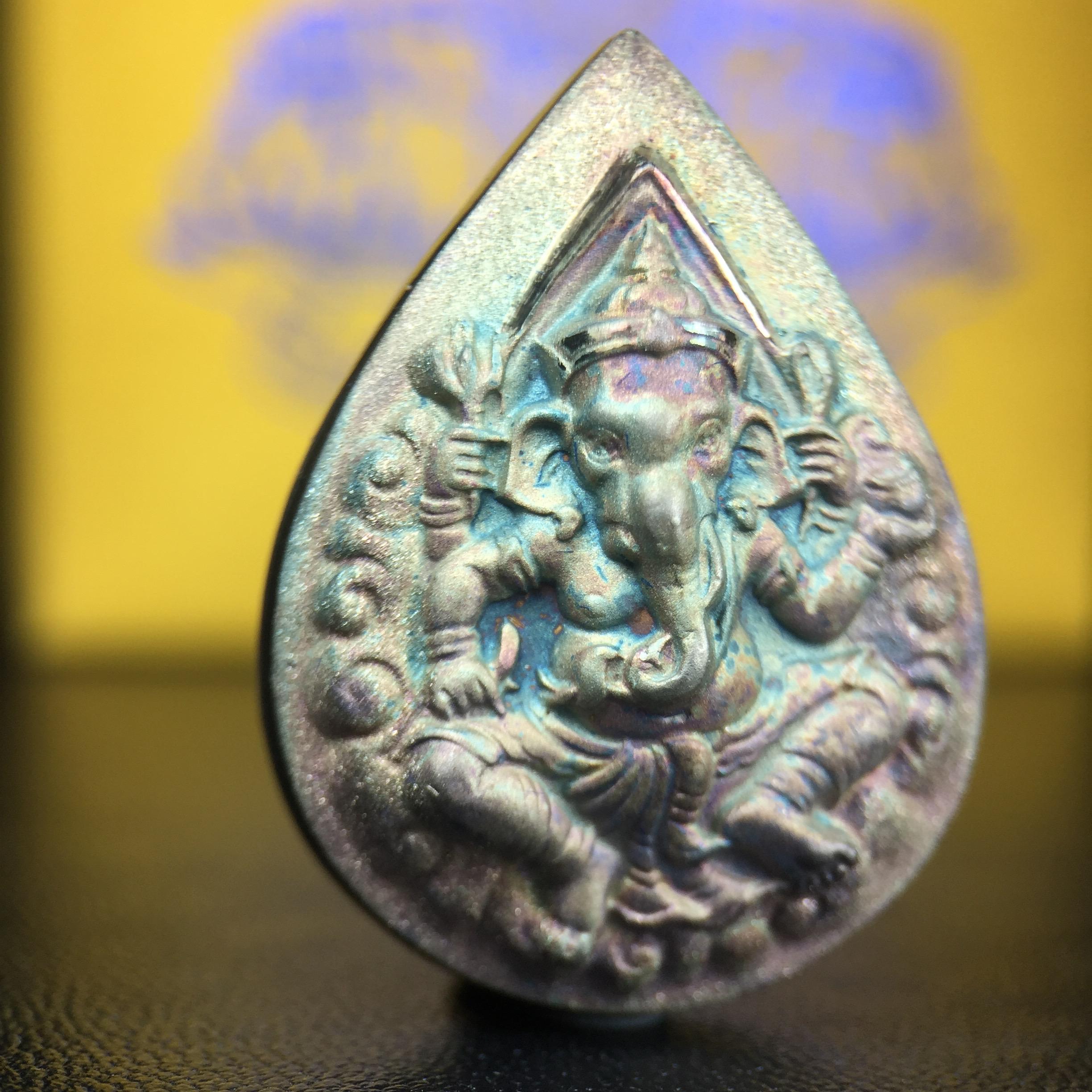 เหรียญพระพิฆเนศวร ญสส. ชุดกาญจนาภิเษกครองราชย์ 50 ปี พุทธศักราช 2538 พิมพ์ใหญ่(2.9 ซม.) เนื้อเงินผิวเดิมกลับดำขึ้นสีรุ้งเข้มขลังงดงามธรรมชาติสร้างสรรค์ สภาพสวยเดิมพร้อมกล่องบรรจุเดิม ตอกโค๊ดหมายเลขกำกับ(1ใน 5539องค์)