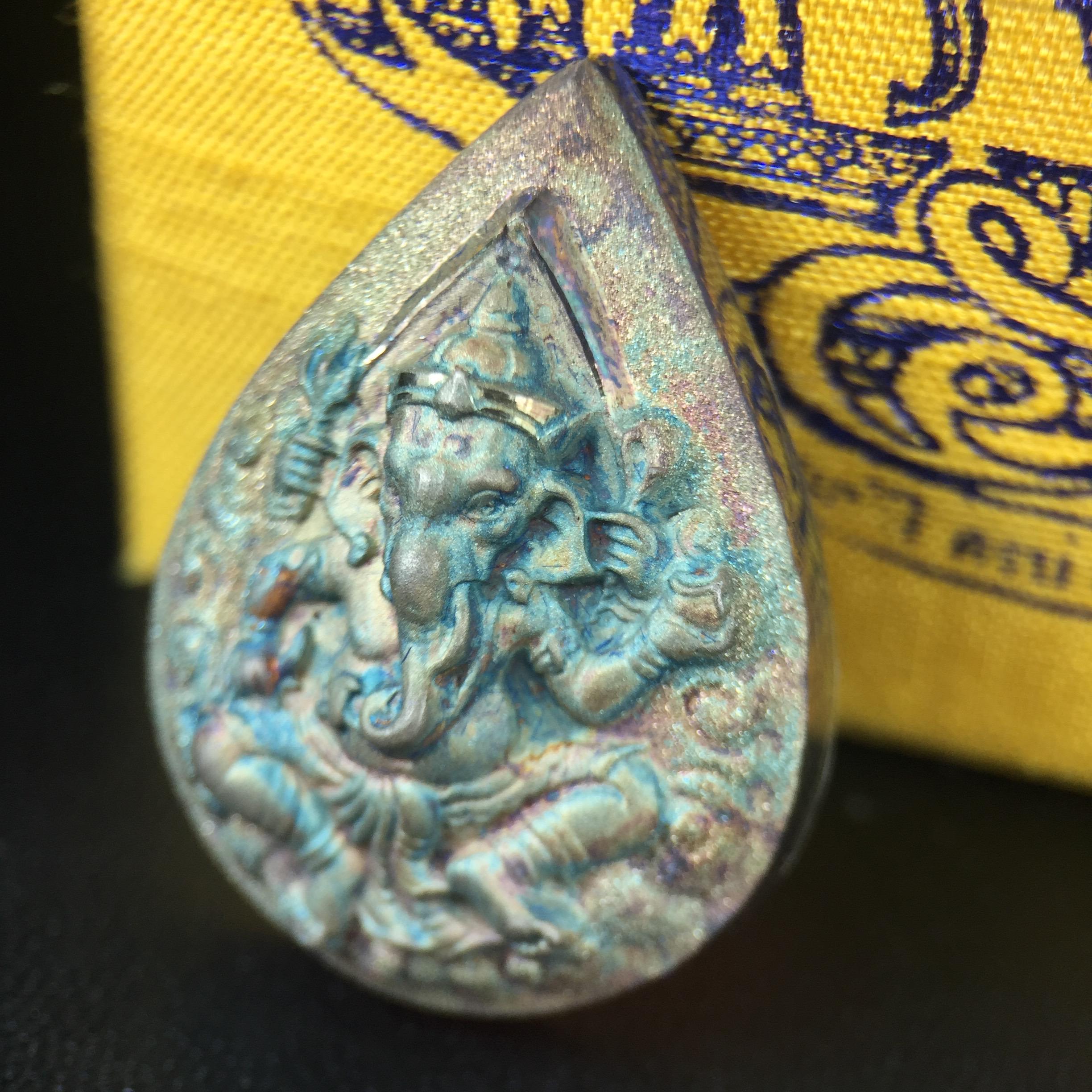 เหรียญพระพิฆเนศวร ญสส. ชุดกาญจนาภิเษกครองราชย์ 50 ปี พุทธศักราช 2538 พิมพ์ใหญ่(2.9 ซม.) เนื้อเงินผิวเดิมกลับดำขึ้นสีรุ้งเข้มขลังงดงามธรรมชาติสร้างสรรค์ สภาพสวยเดิมพร้อมกล่องบรรจุเดิม ตอกโค๊ดหมายเลขกำกับ(1ใน 5539องค์)