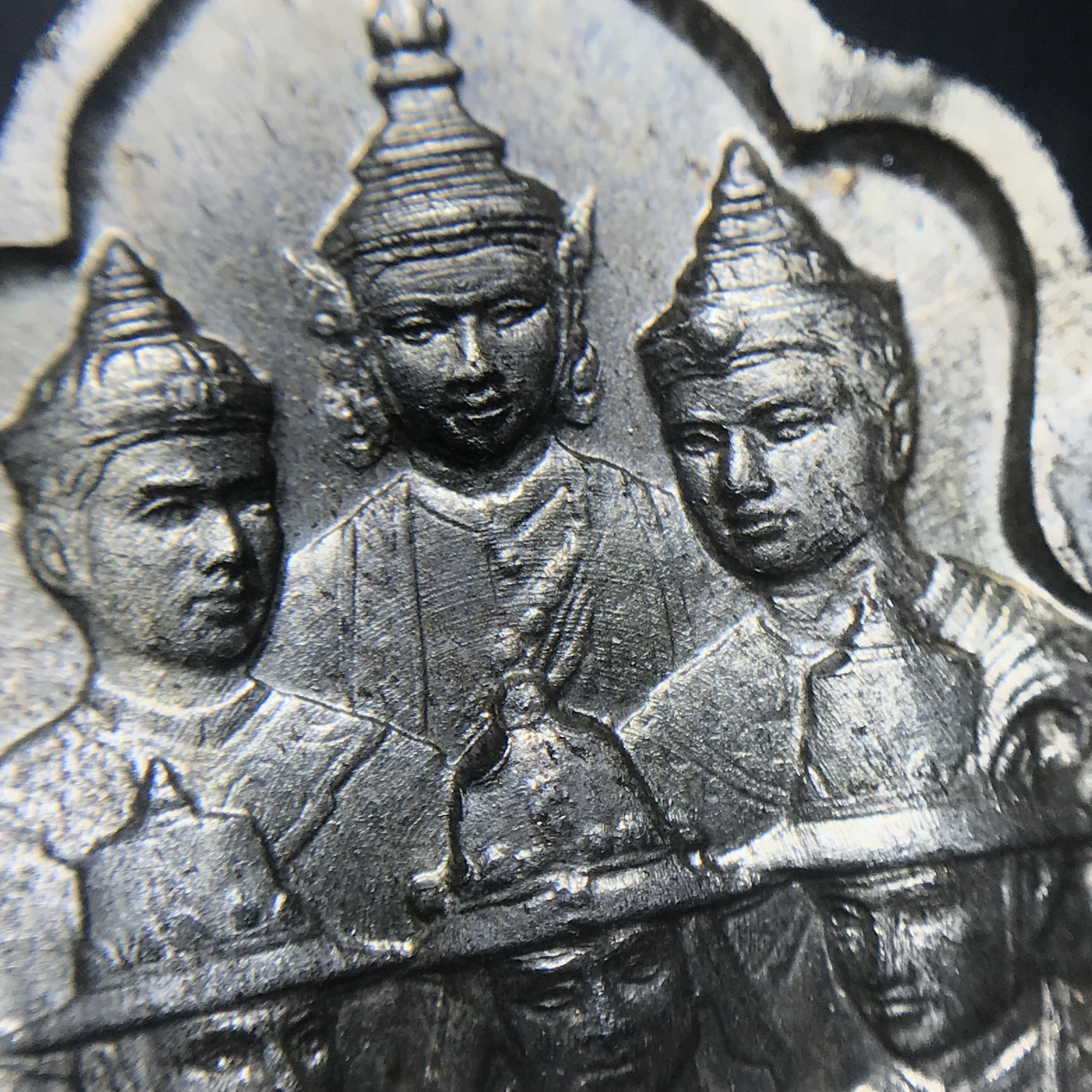 เหรียญนวมหาราชเฉลิมพระชนพรรษา 5 รอบ รัชกาลที่9 ปี 2530 เนื้อนวโลหะกล่องเดิม(หายาก)