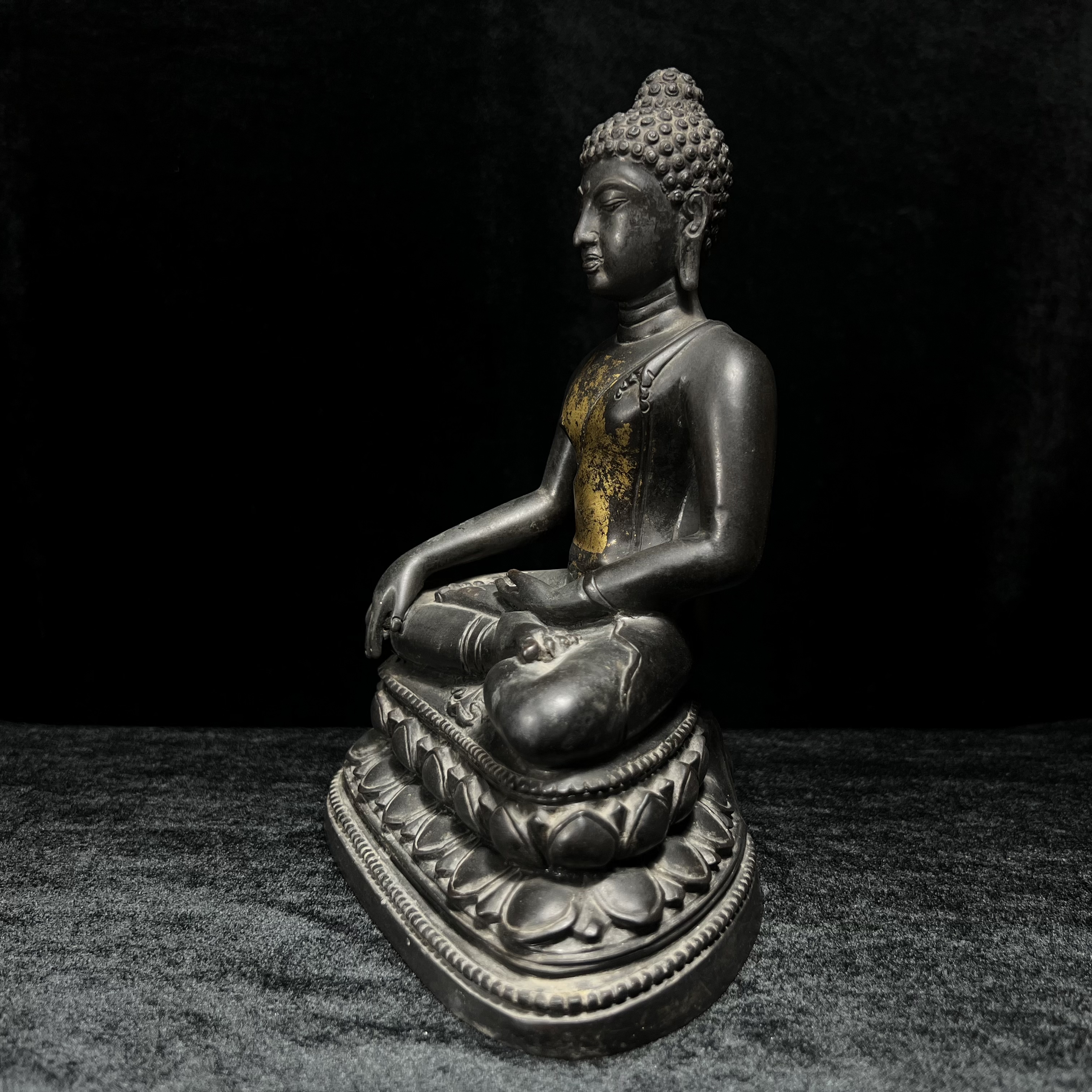 พระพุทธรูปบูชา จปร. ศิลปะไทยประยุกต์ แบบคุปตะ(อินเดีย) พระบาทสมเด็จพระเจ้าอยู่หัวรัชกาลที่ 9 ทรงเสด็จพระราชดำเนินมาในงาน เททองหล่อ ณ.วัดราชบพิธสถิตมหาสีมาราม เนื่องในงานฉลองครบ100ปี วัดราชบพิธฯ ปี 2513 เข้าหุ่นดินไทย ขนาดหน้าตัก 5 นิ้ว พิธีใหญ่