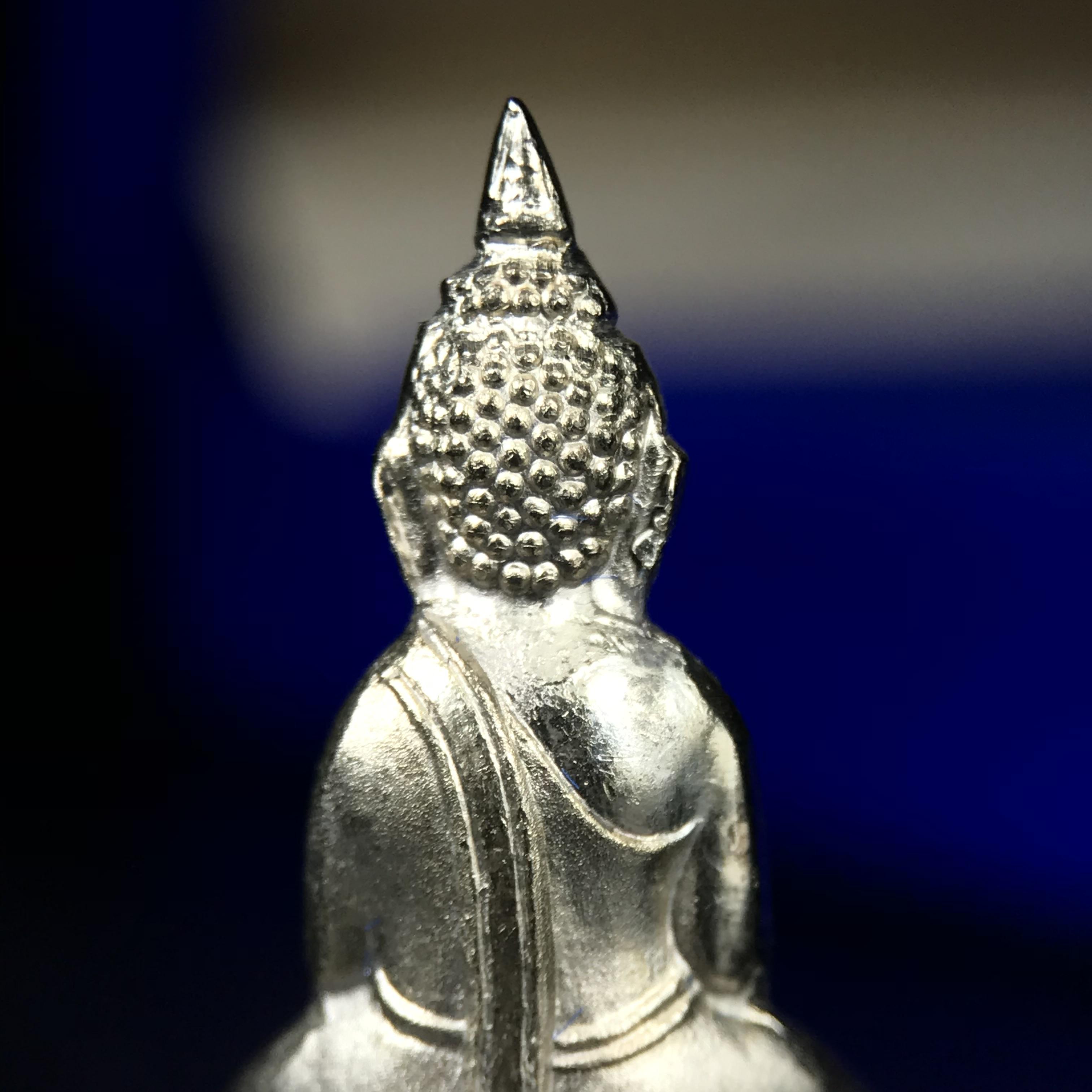 พระกริ่งหลวงพ่อโสธร ภปร. รุ่นกาญจนาภิเษก จัดสร้างในมงคลวโรกาสที่พระบาทสมเด็จพระเจ้าอยู่หัวรัชกาลที่9 เสด็จเถลิงถวัลย์สิริราชสมบัติ ครบ 50 ปี ในพุทธศักราช 2539 เนื้อเงิน(ผิวเดิมสวย)(พิธีใหญ่เข้มขลัง)1 ใน 9950 องค์