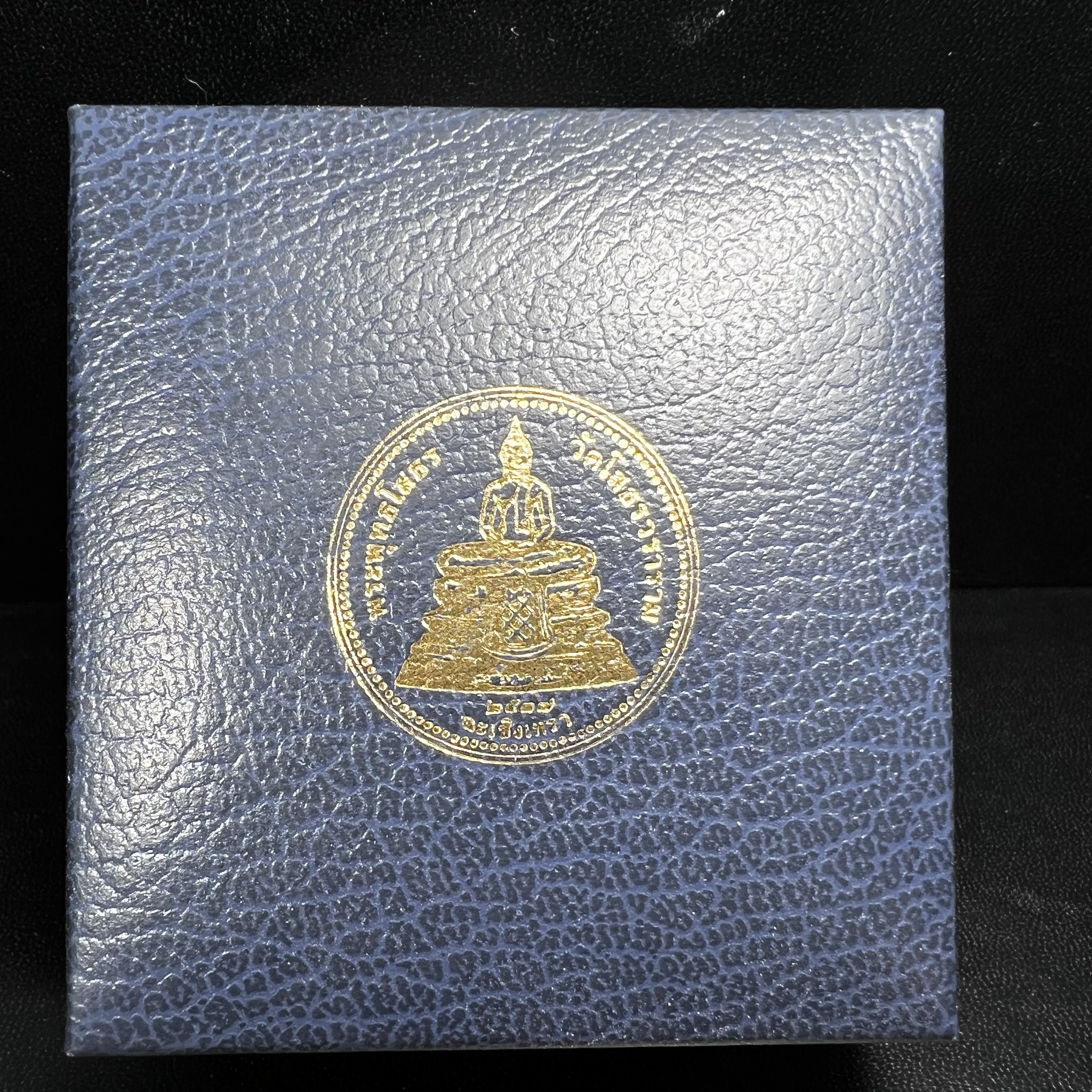 เหรียญพระพุทธโสธร 2 หน้า วัดโสธรวรารามวรวิหาร จ.ฉะเชิงเทรา ปี 2537เนื้อเงินขัดเงาสองหน้า ขนาด 2.8 ซ.ม. บล็อกนอก ผลิตที่โรงกษาปณ์ Royal Australian Mint ประเทศออสเตรเลีย พร้อมกล่องบรรจุเดิม สภาพสวย