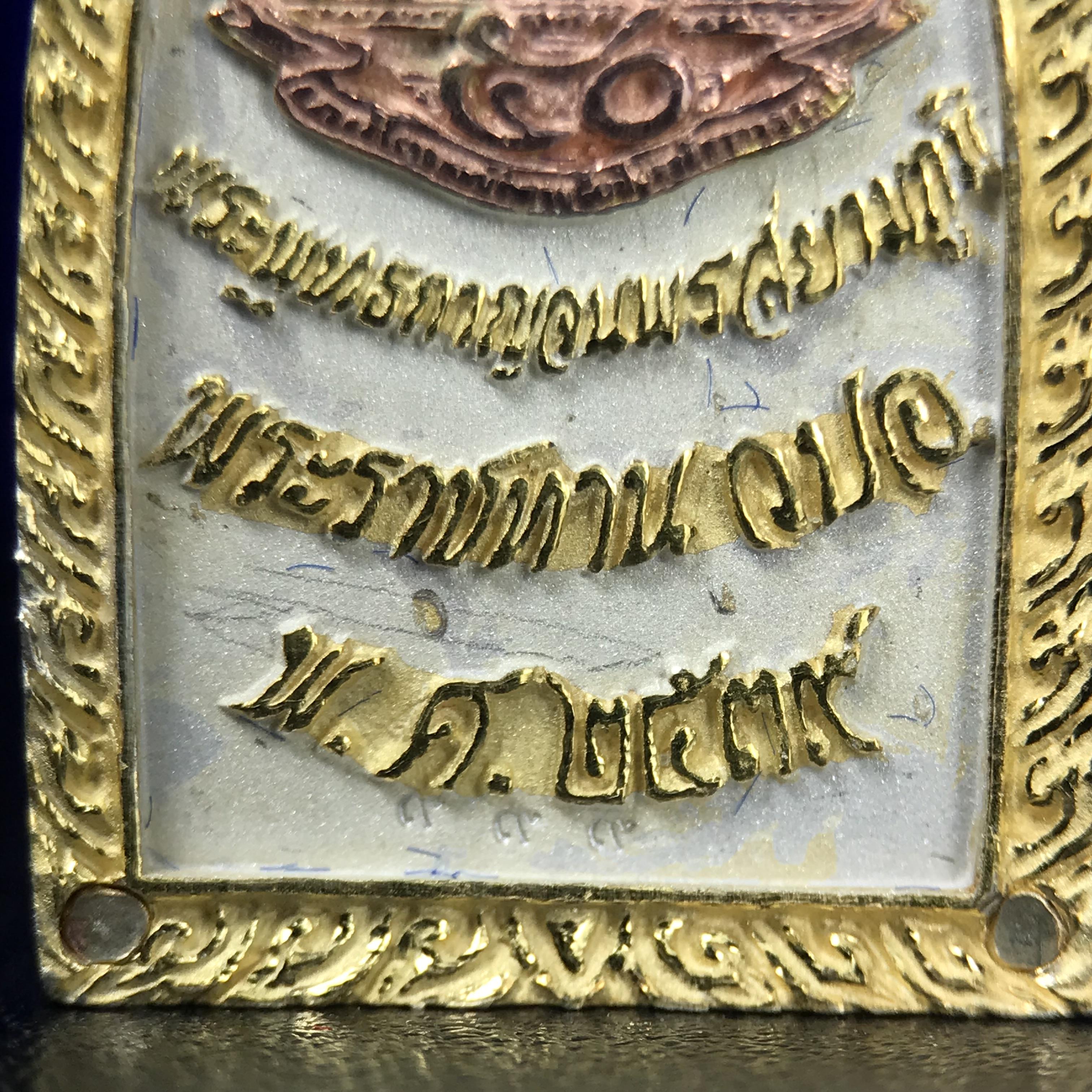 พระพุทธกาญจนพรสยามภูมิ ภปร. ปี 2539 เนื้อเงินสามกษัตริย์พื้นทรายประกาย(ผิวเดิมสวย) พิมพ์ทรงใบขนุน ขนาด3.2ซม. พระพุทธรูปประจำพระชนมวาร รัชกาลที่9 จัดสร้างในวโรกาสทรงครองสิริราชสมบัติครบ50ปี(องค์หมายเลขมหามงคลเลข ๙๙๙(เจริญก้าวหน้าในทุกด้าน)(1 ใน 5000 องค์)