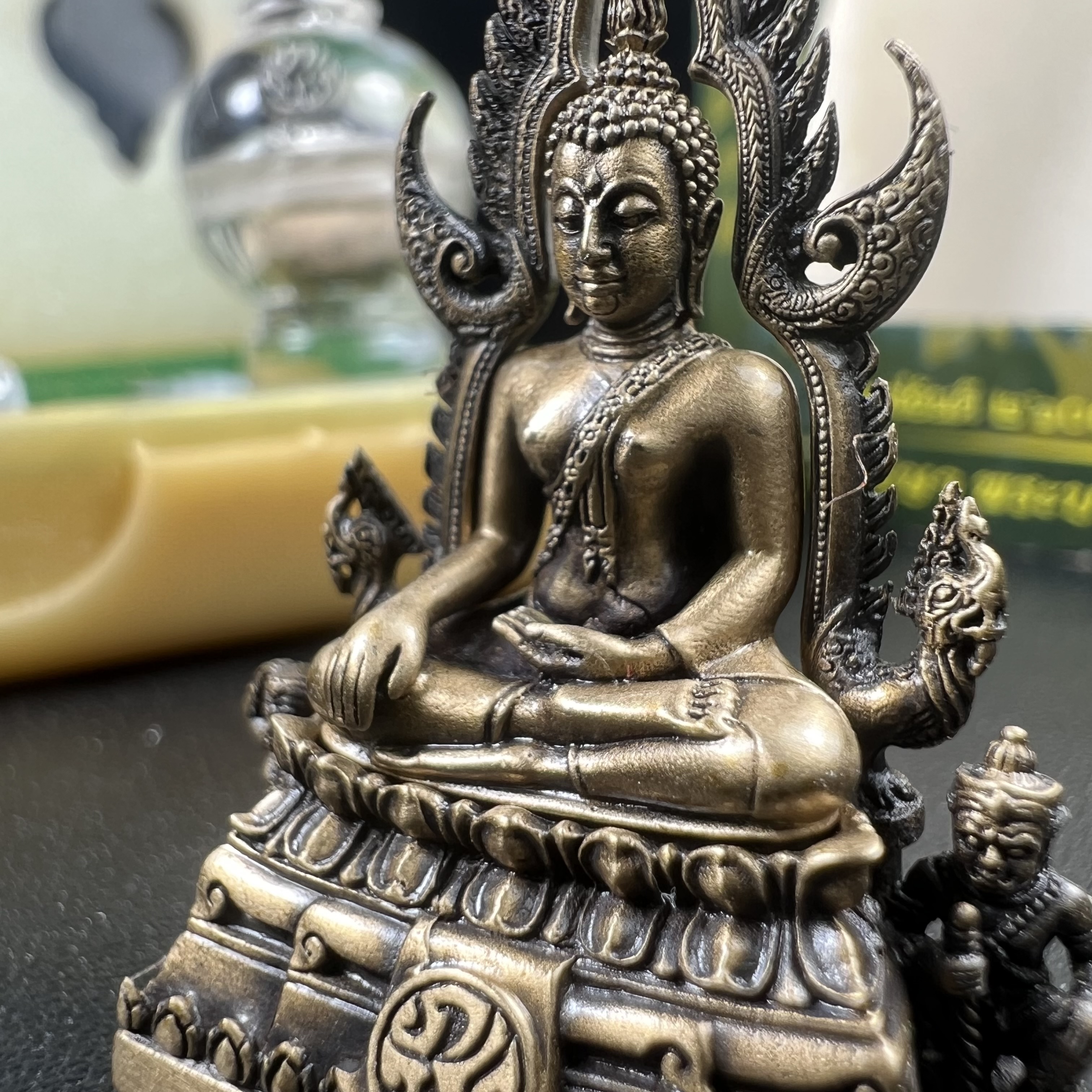 พระพุทธชินราช(จำลอง) ภปร. 84 พรรษา ปี 2554 เนื้อบรอนซ์รมดำซาติน พิมพ์กลางขนาดหน้าตัก 1/2 นิ้ว(พระราชทานมวลสาร จิตรลดาและเส้นพระเจ้า(เส้นผม)รัชกาลที่9)พุทธศิลป์ทรงคุณค่าอีกหนึ่งรุ่นยอดนิยม