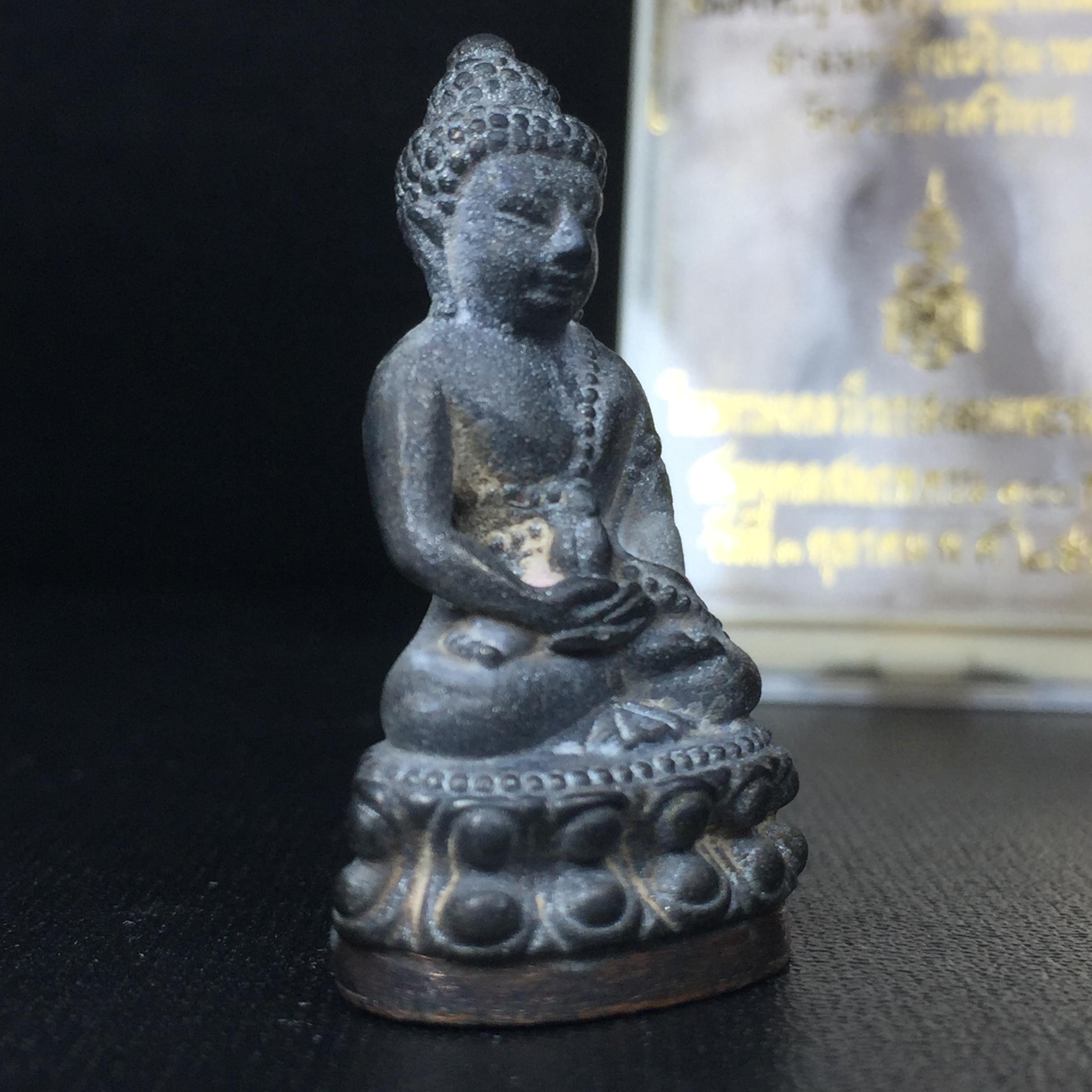 พระกริ่งชินบัญชรฉลองพระชันษา 100 ปี สมเด็จพระญาณสังวร วัดบวรนิเวศวิหาร ปี 2556 เนื้อนวโลหะผสมทองคำก้นทองแดง พิธีใหญ่ มวลสารเด่น นิยม(1 ใน 2556 องค์)