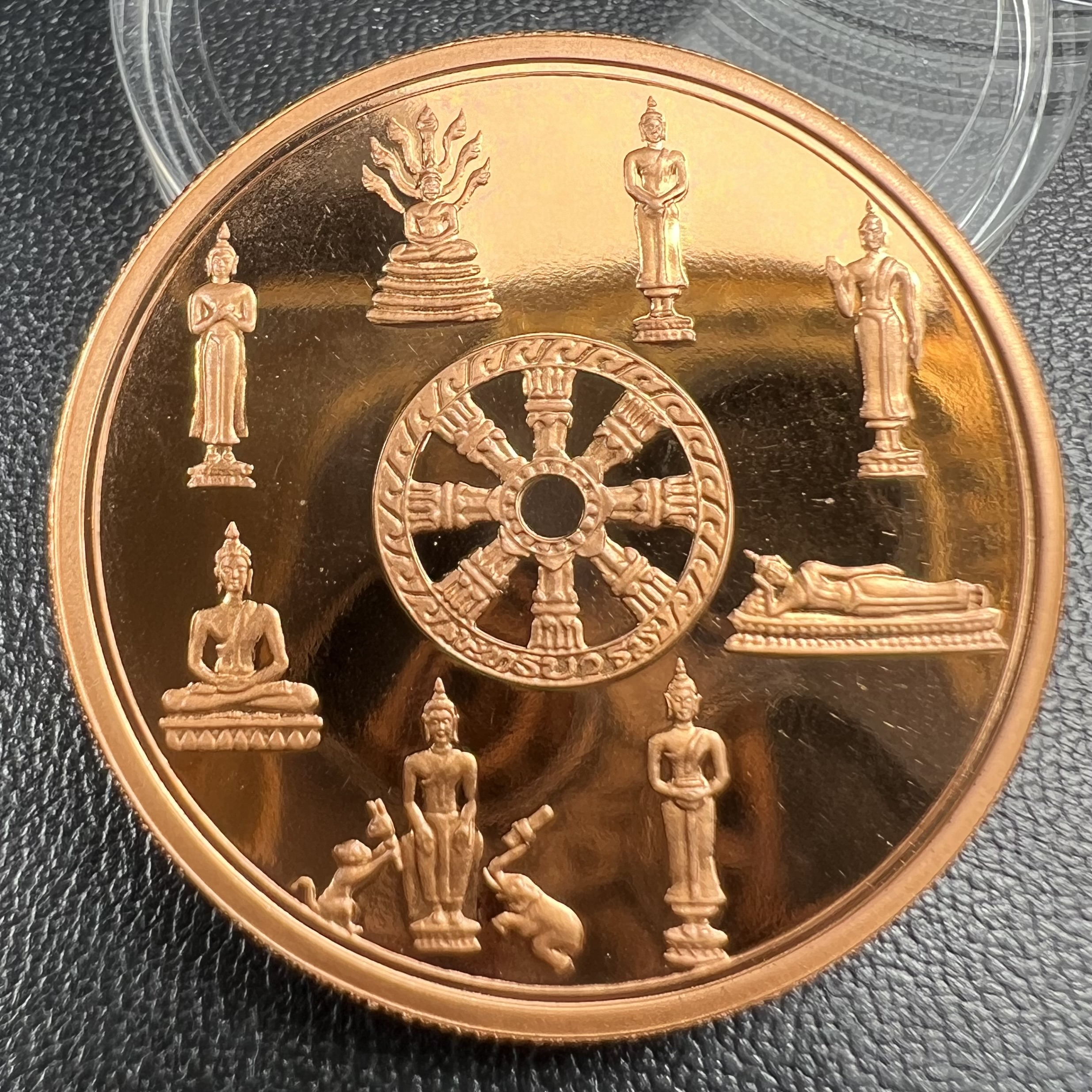 เหรียญพระแก้วมรกต พระพุทธชินราช พระพุทธโสธร รุ่นพุทธบารมี ปี 2540 เนื้อทองแดงขัดเงา พิธีพุทธาภิเษก 2 พิธี มหามงคล (พระพุทธคู่บ้านคู่เมือง รูปแบบเหรียญสวยงดงามมาก พิธีใหญ่ เป็นที่นิยม)