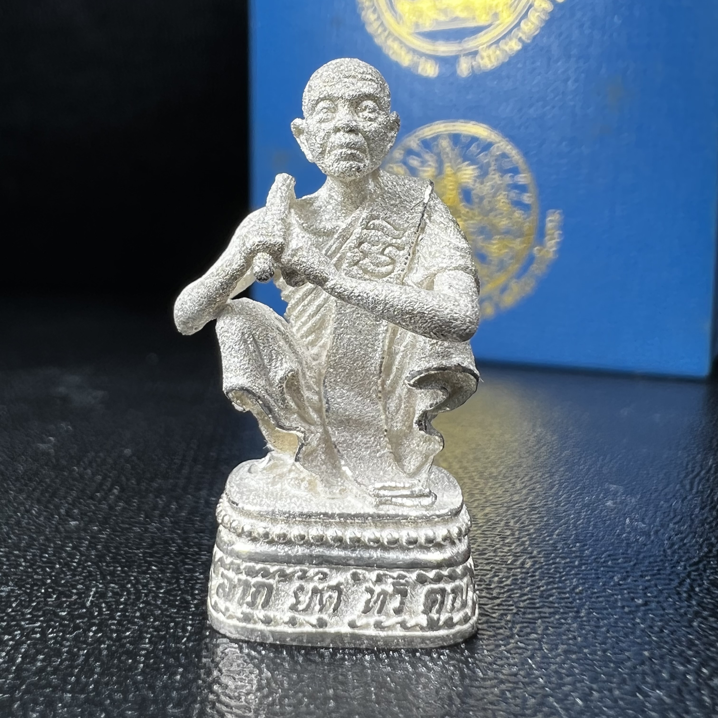 รูปหล่อหลวงพ่อคูณ รุ่นลาภ ยศ ทวีคูณ ปี2538 เนื้อเงินพ่นทรายประกายเพชร พร้อมกล่องบรรจุเดิมครบ(สภาพสวยเดิม นิยม)