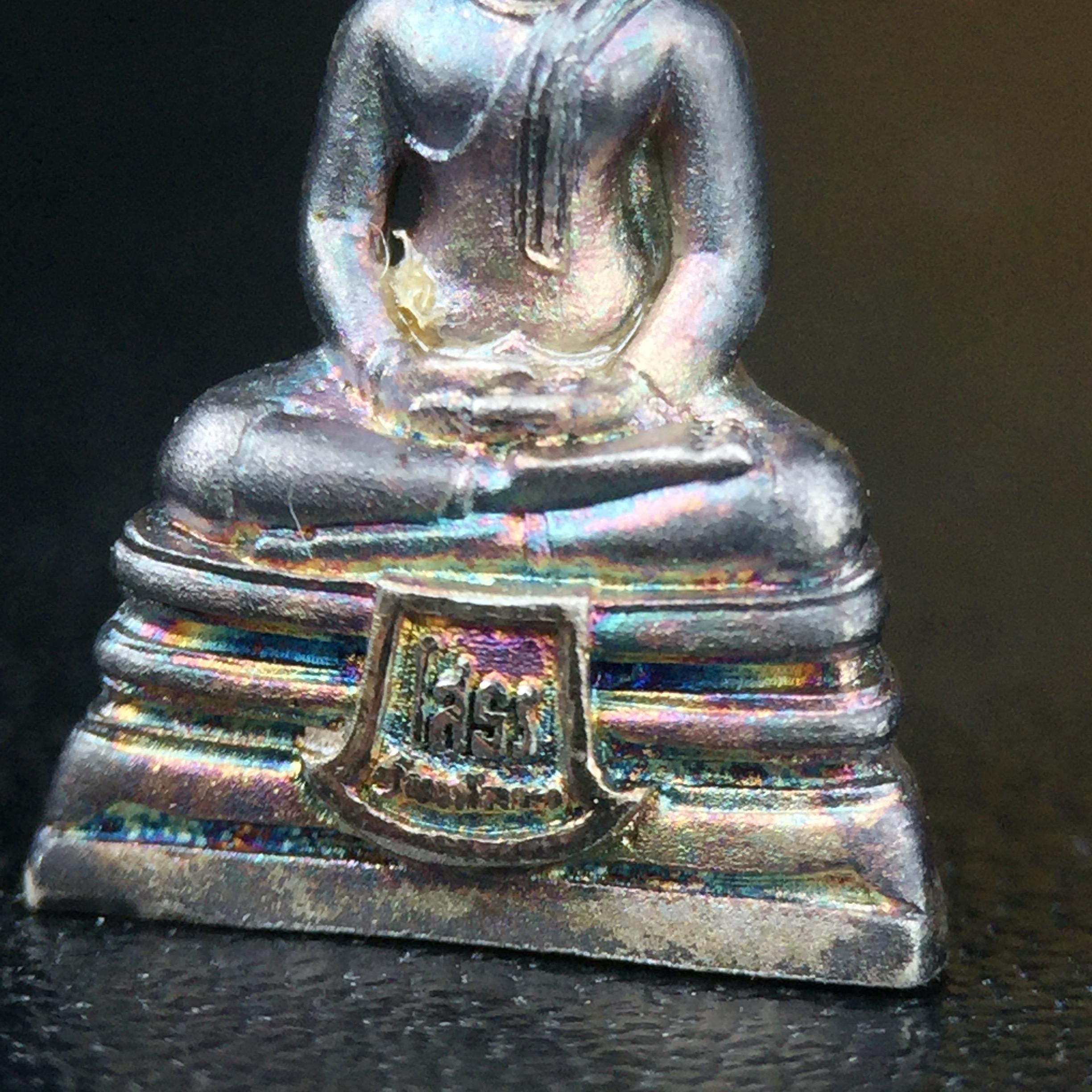 พระพุทธโสธร คุ้มเกล้าฯ ภปร.(ใต้ร่มพระบารมี คุ้มเกล้า) 60ปี รพ.ภูมิพลฯ พ.ศ.2552 เนื้อเงิน ชุบทองคำขาว(พิมพ์เล็กขนาด 11.5*10.5 มม.)เนื้อเงินผิวเดิมกลับดำขึ้นสีรุ้งเข้มขลังงดงามธรรมชาติสร้างสรรค์ สภาพสวยเดิมพร้อมกล่องบรรจุเดิม ตอกโค๊ดหมายเลขกำกับ