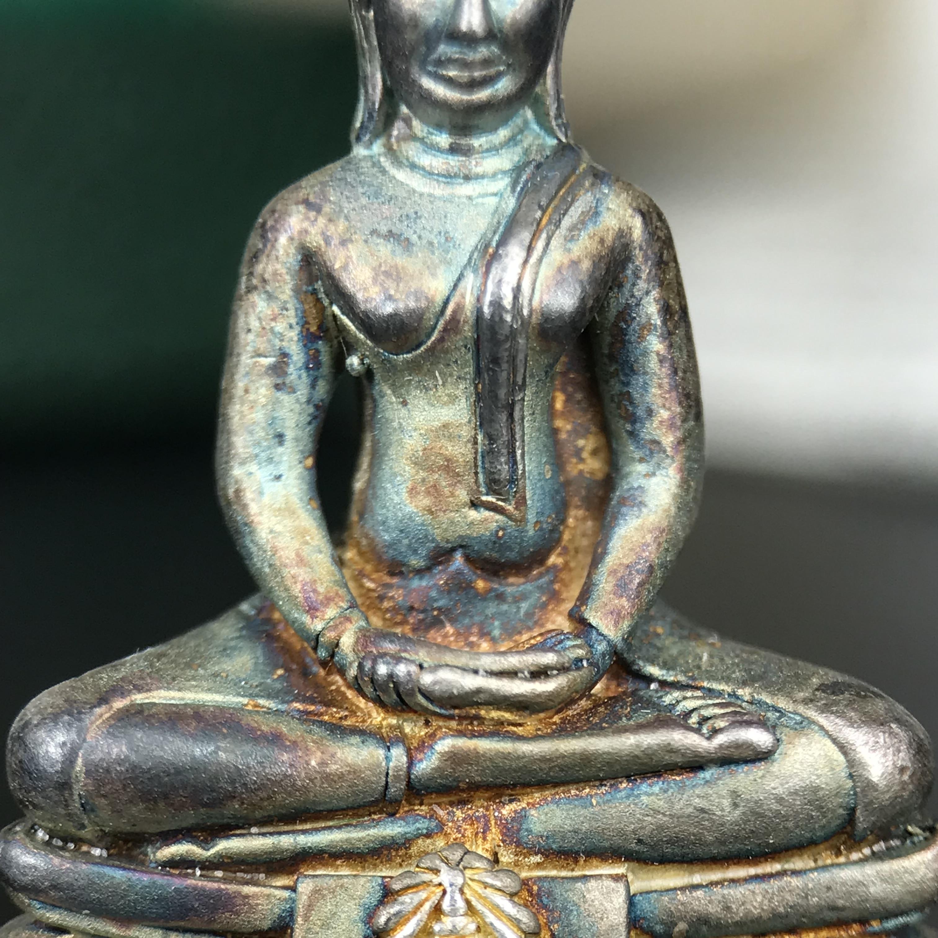 พระพุทธโสธร ภปร. รุ่นย้อนยุค สร้างพระอุโบสถ สมาคมชาวฉะเชิงเทรา จัดสร้าง ปี 2539 วโรกาสครองสิริราชสมบัติครบ 50 ปี เนื้อเงินทรายนวลขัดเงาบางส่วน(สภาพผิวเดิม ขึ้นสีรุ้งธรรมชาติ เก่าเก็บอย่าดี สวยมาก แบบนี้หายาก) พร้อมกล่องบรรจุและใบรับรองเดิม