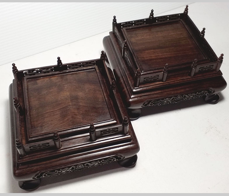 กี๋ ตั่งหรือฐานไม้ สี่เหลี่ยมมีซุ้มรั้ว หน้าท๊อป7.1cm ตัวละ