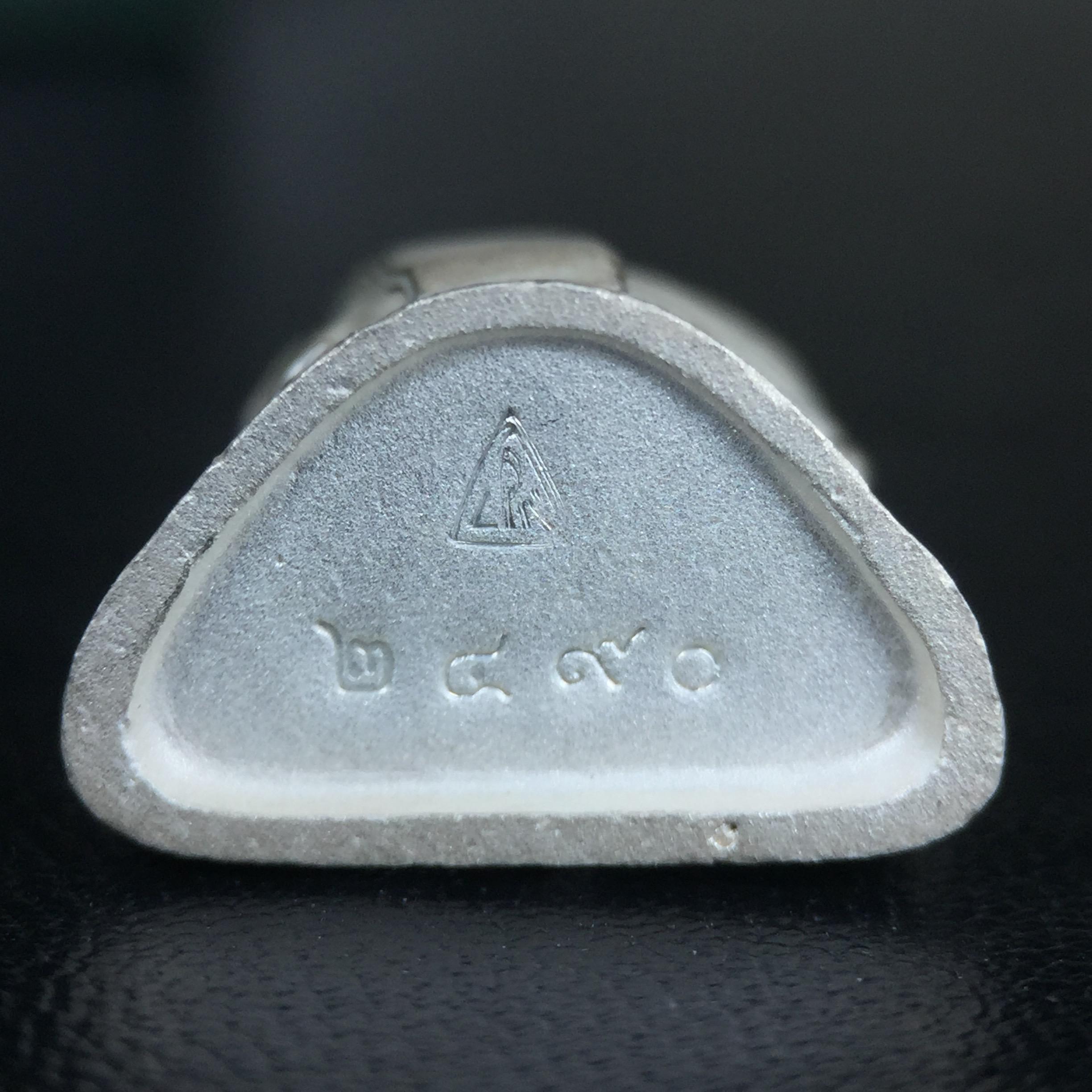 รูปเหมือนสมเด็จพระพุฒาจารย์ (โต พรหมรังสี)วัดใหม่อมตรส บางขุนพรหม ปี2540 รุ่นกาญจนาภิเษก จัดสร้างในวโรกาสที่รัชกาลที่ 9 ทรงครองสิริราชสมบัติ ครบ 50ปี ลอยองค์พิมพ์ใหญ่ เนื้อเงินบริสุทธิ์ 99.9% แบบทรายนวลขัดเงาบางส่วน พร้อมกล่องใบรับรองเดิมครบ