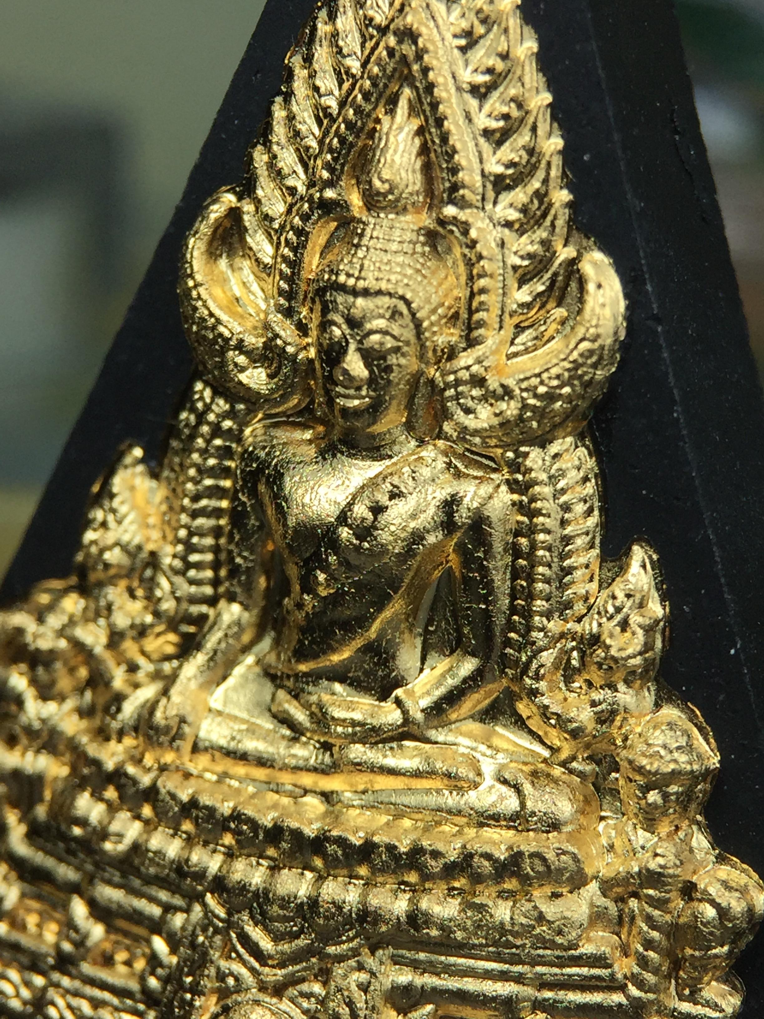 พระพุทธชินราช(จำลอง)ภปร. 84พรรษา เนื้อผงปิดทองด้านหน้า หลัง ภ.ป.ร. ยิงทอง(พระราชทานมวลสาร จิตรลดาและเส้นพระเจ้า ร.9(เส้นผม))ทรงคุณค่าอีกหนึ่งรุ่นยอดนิยม