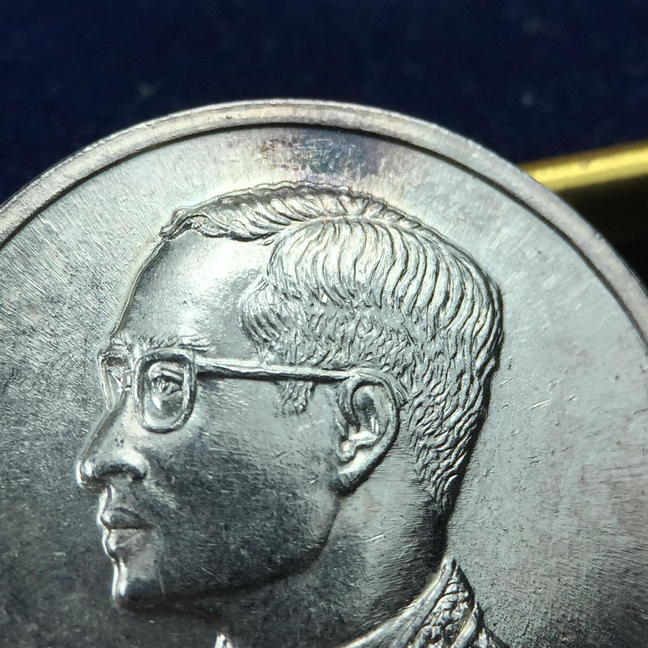 เหรียญพระบรมรูปคุ้มเกล้า รพ.ภูมิพล ปี2522 (ในหลวงเททอง) เนื้อเงิน พิมพ์ใหญ่ คัดสภาพสวยพร้อมกล่องเดิมยุคแรก(หายาก)