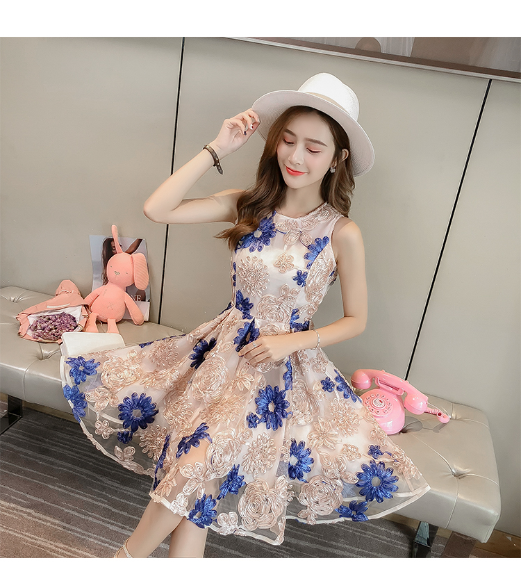 ชุดเดรสสั้นผ้าโปร่งสีน้ำตาลอ่อนลายปักดอกไม้ริบบิ้นผ้าซาตินสีน้ำตาลอ่อนกับสีน้ำเงิน สวยหวาน