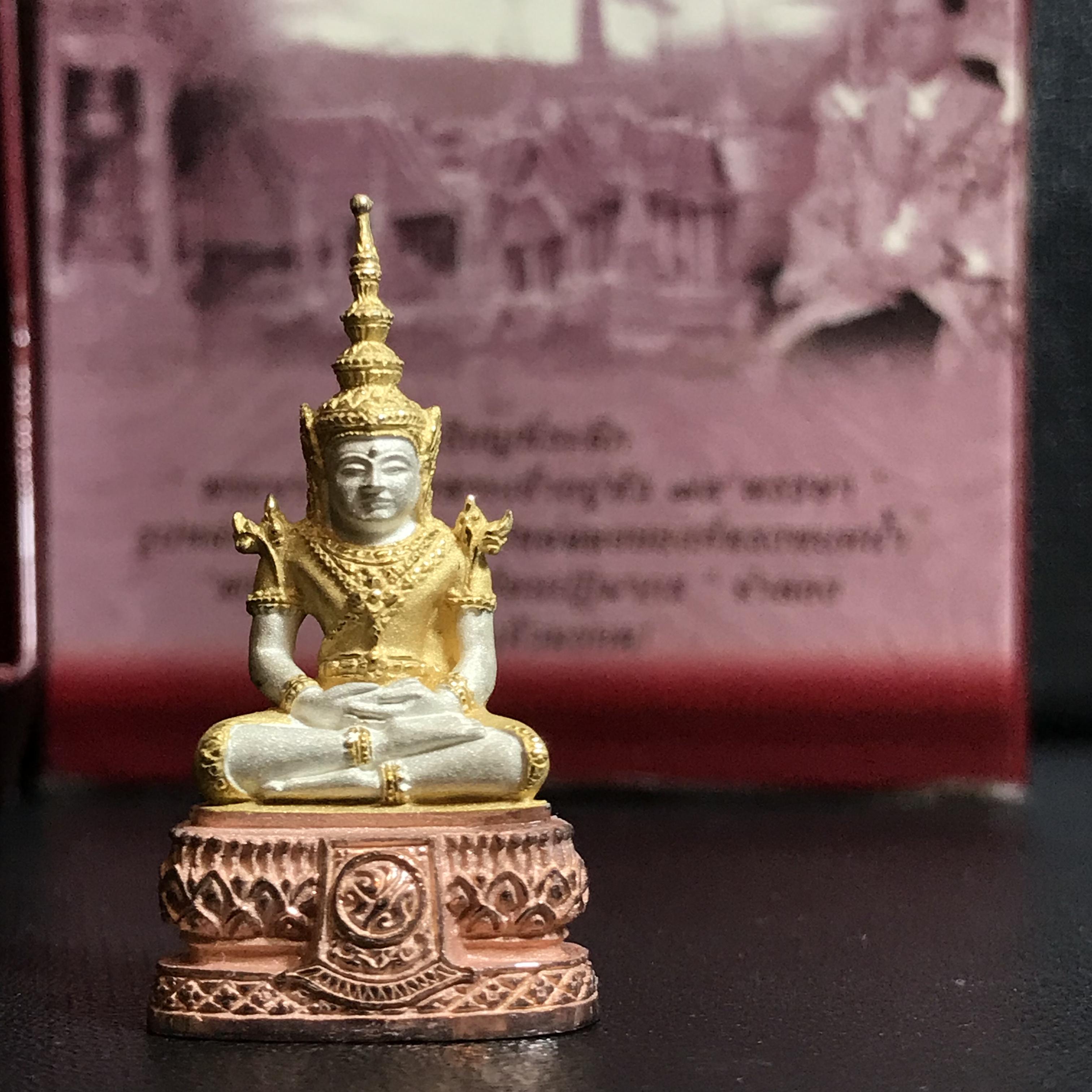 พระแก้วมรกต ภปร.(รุ่นแรก) ปี2545 รุ่นฉลองกรุงรัตนโกสินทร์ครบ 220 ปี เนื้อเงินสามกษัตริย์ พิมพ์ใหญ่ หล่อลอยองค์