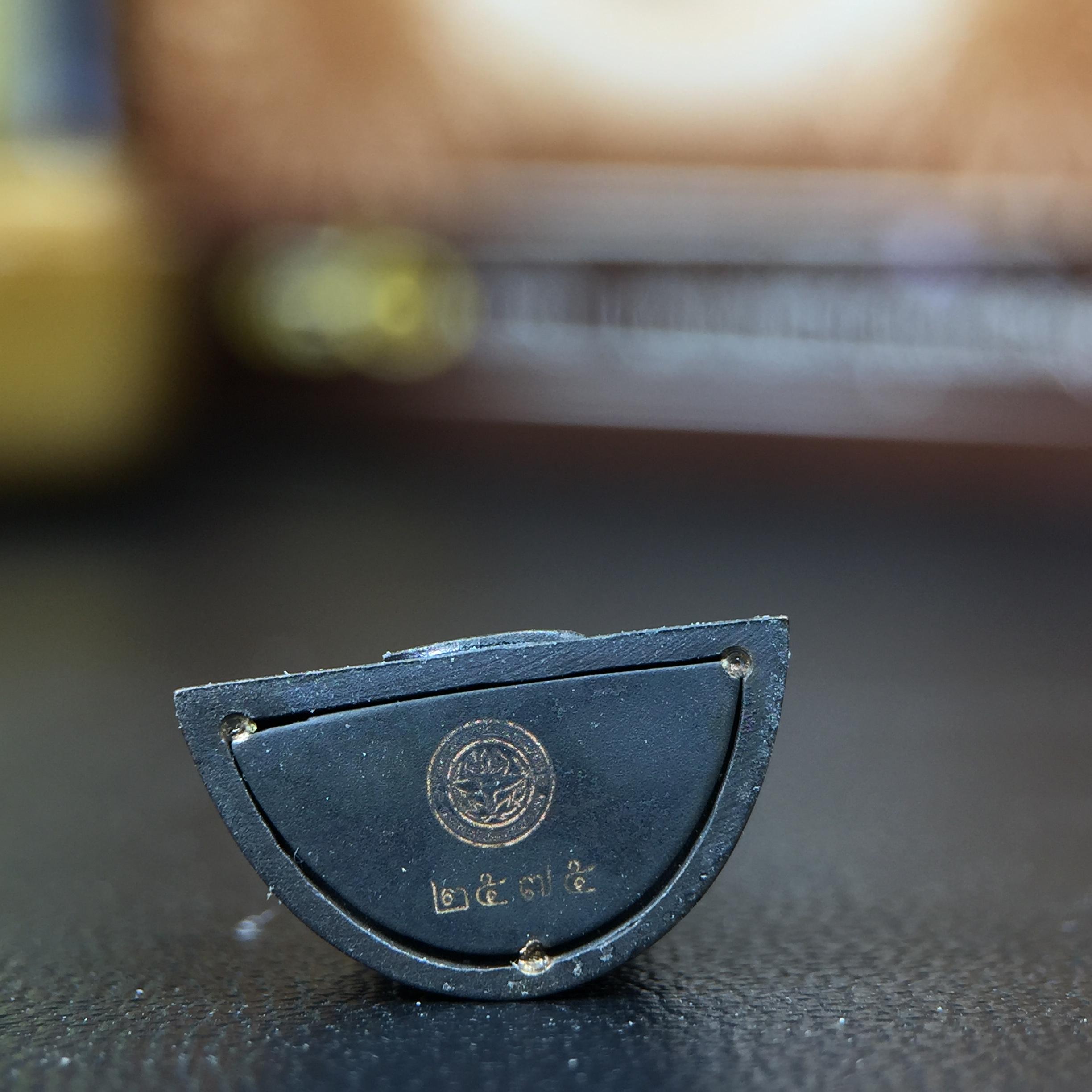 พระพุทธรูปคุ้มเกล้า ภปร. มหามงคล 80พรรษา “รุ่นเย็นศิระเพราะพระบริบาล 80พรรษา มหากษัตริย์คู่แผ่นดินสยาม” เนื้อนวโลหะรมดำ พิมพ์เล็ก ขนาด 10*21 มม.(โลหะชนวนพระ ภ.ป.ร.2508 และผงตะไบพระกริ่งปวเรศ 2530 มาร่วมในการจัดสร้างด้วย)