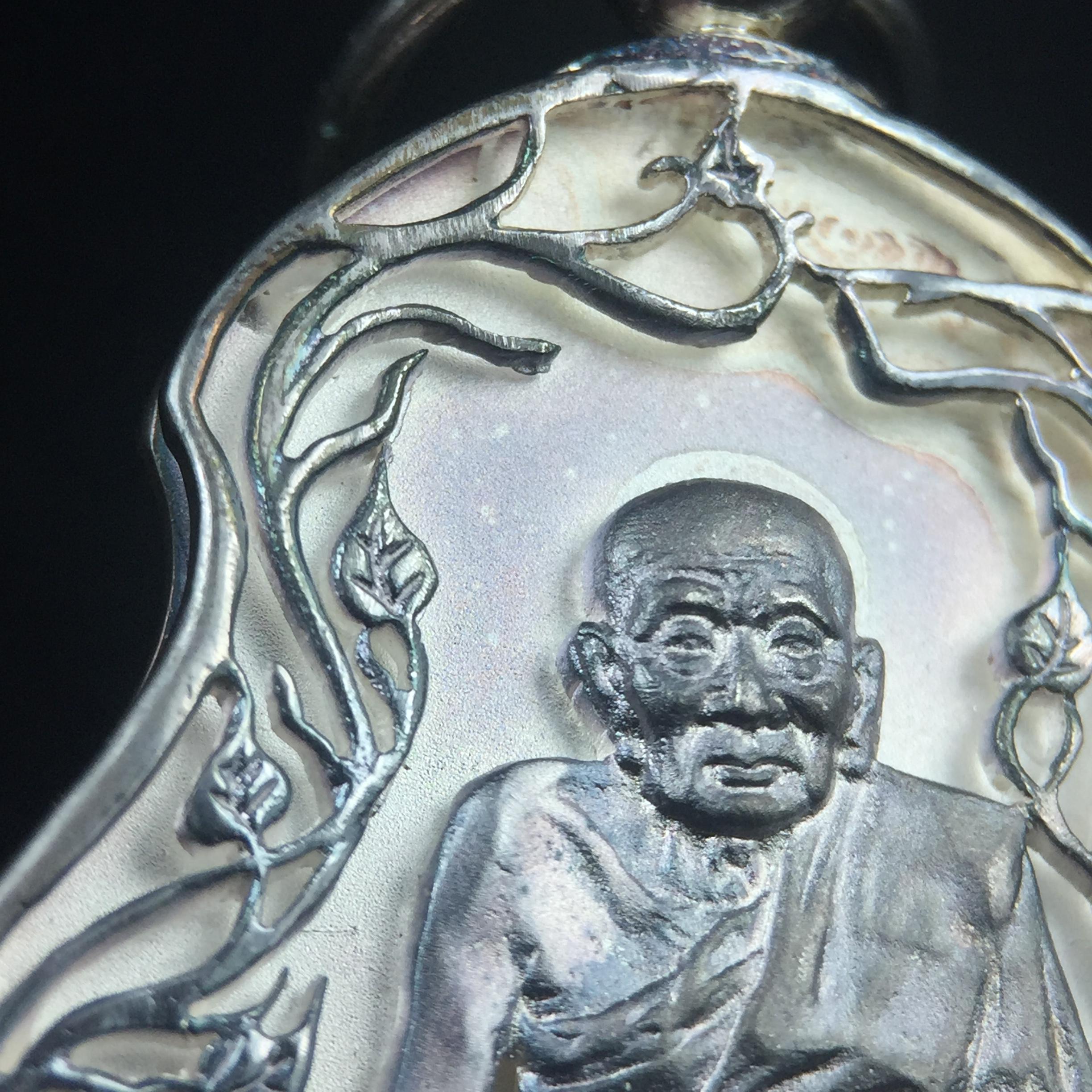 เหรียญหลวงปู่ทวด พระนามาภิไธย สก. แบบงานฉลุโบราณ(HAND MADE) ปี 2544 เนื้อเงิน(ผิวเดิมขึ้นสีรุ้งธรรมชาติสวยมาก) พิธีปลุกเสก ณ อุโบสถวัดช้างให้ และ พิธีมังคลาภิเษก ณ พระอุโบสถ วัดพระศรีรัตนศาสดาราม(วัดพระแก้ว) (1 ใน 2000 เหรียญ)พบเจอน้อยหายากมาก