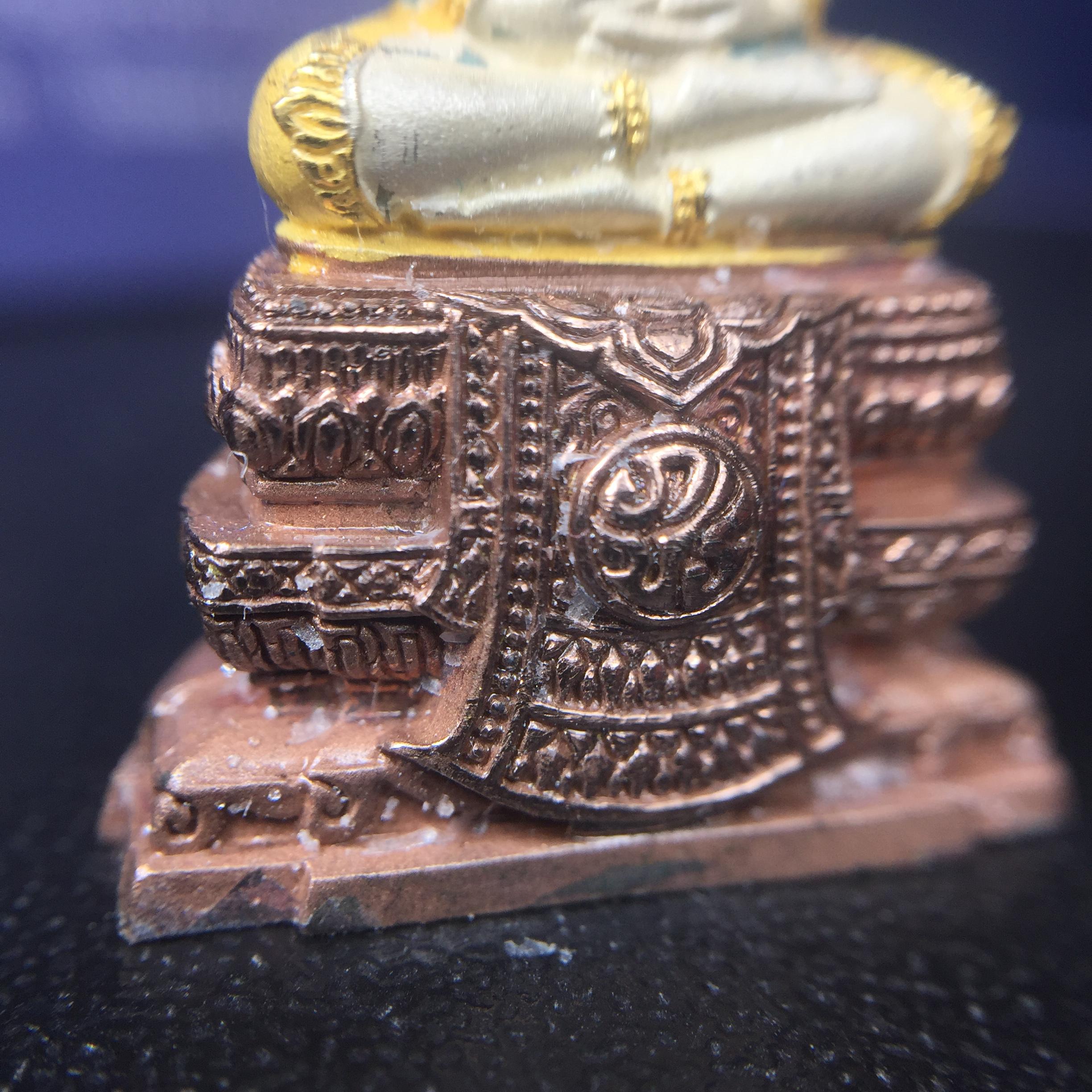 พระแก้วมรกต ภปร. ปี2547 จัดสร้างโดย รพ.ภูมิพลฯ เนื้อเงิน (3 กษัตริย์)ลอยองค์ หน้าตัก 1/2 นิ้ว(1ใน3000องค์)