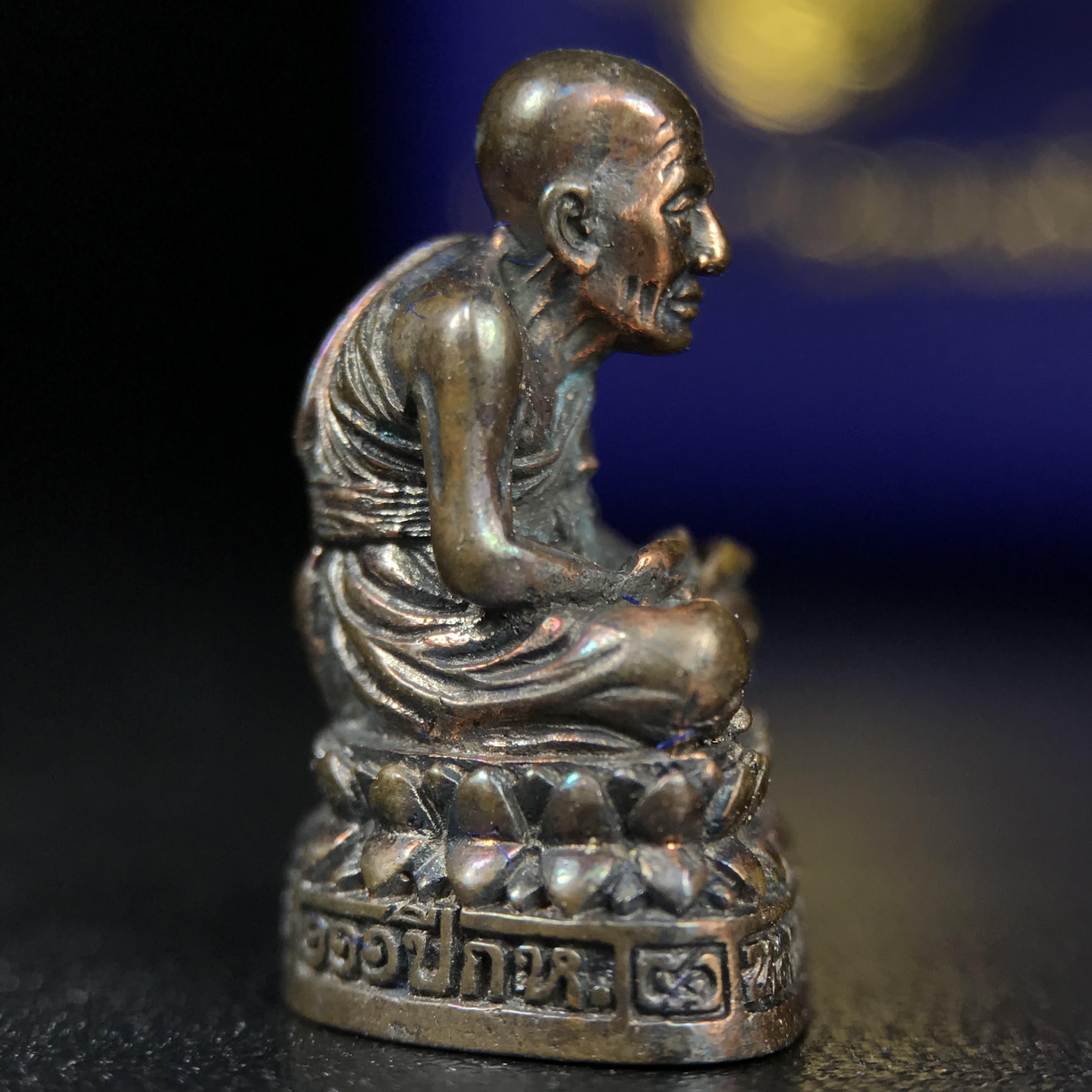 รูปเหมือนหล่อลอยองค์หลวงปู่ทวด รุ่น 111ปี กระทรวงกลาโหม เนื้อนวโลหะรมดำ-ปัดเงา ปี2540 พิธีใหญ่ เข้มขลัง นิยม พร้อมกล่องบรรจุเดิม(คัดสภาพสวยผิวเทพๆผิวรุ้งๆ)ทั้งพิธีทั้งพุทธศิลป์ทรงคุณค่าอีกหนึ่งรุ่นยอดนิยม