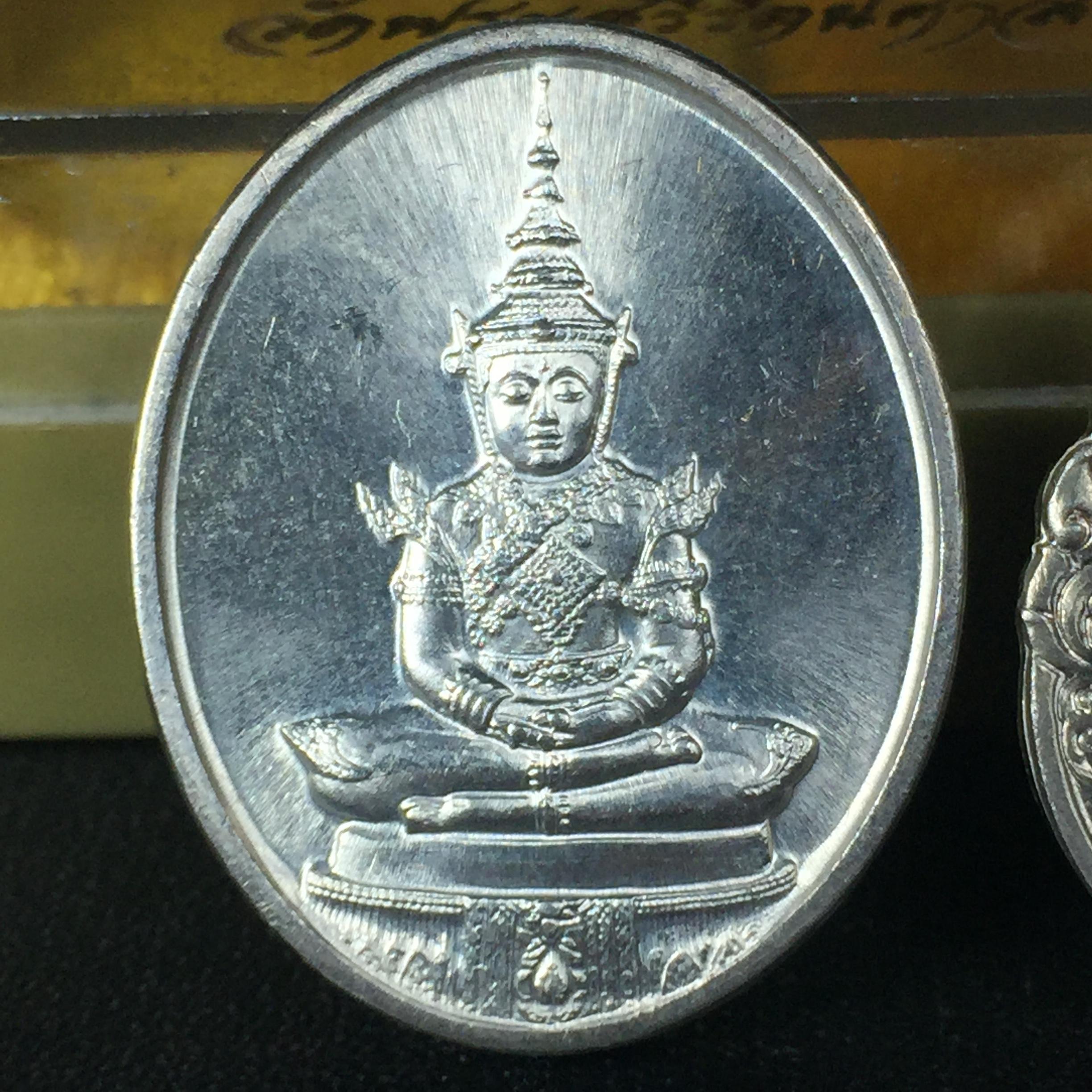 เหรียญพระแก้วมรกตหลัง ภปร ฉลองกรุงรัตนโกสินทร์ครบ 200 ปี พ.ศ.2525 เนื้อเงินกล่องบรรจุเดิมครบ3พิมพ์(บล็อกแรกไม่มีพระราชศรัธา)(ในหลวงรัชกาลที่9 เสด็จในพิธี)